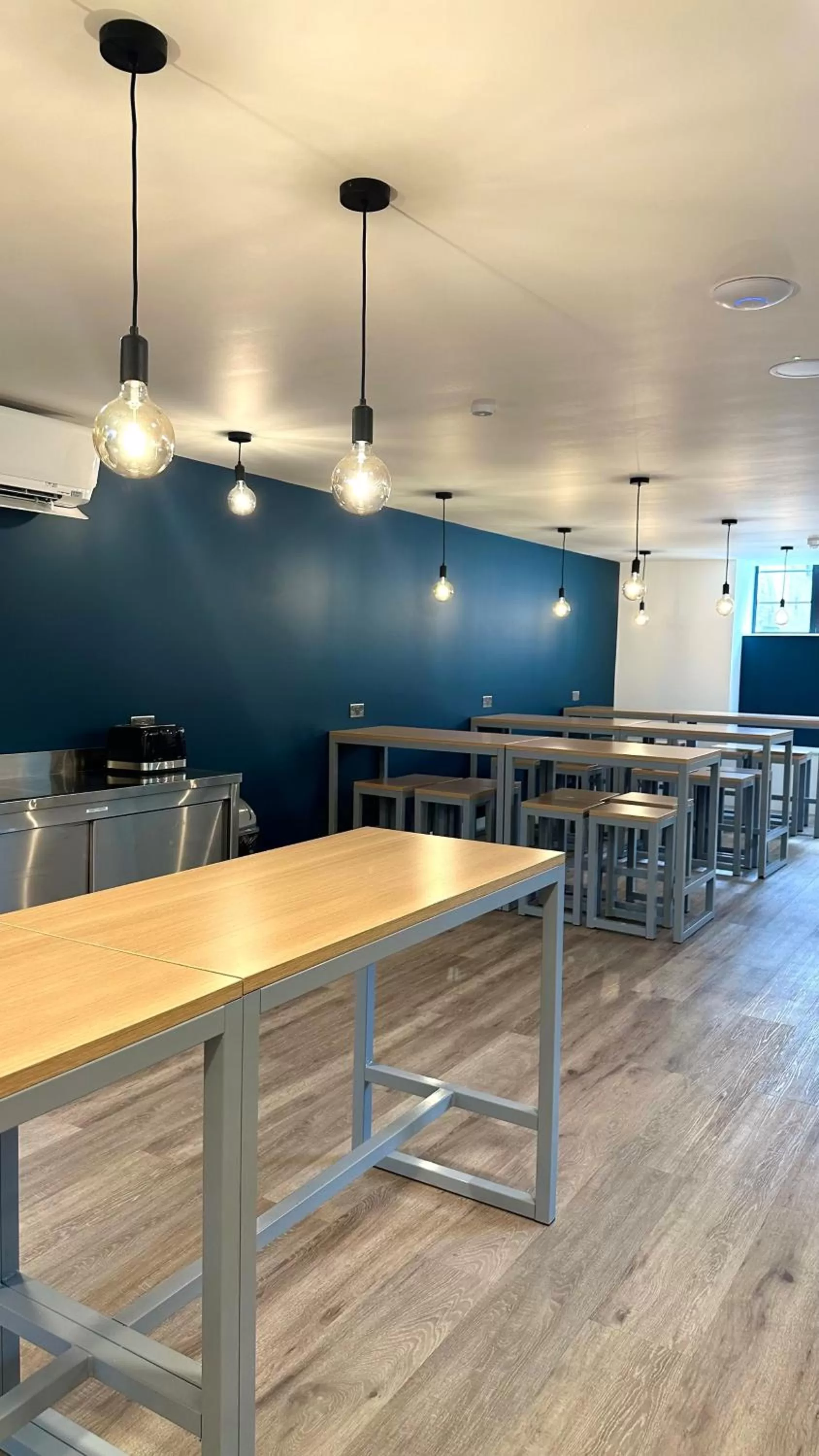 Communal kitchen in Smart Camden Inn