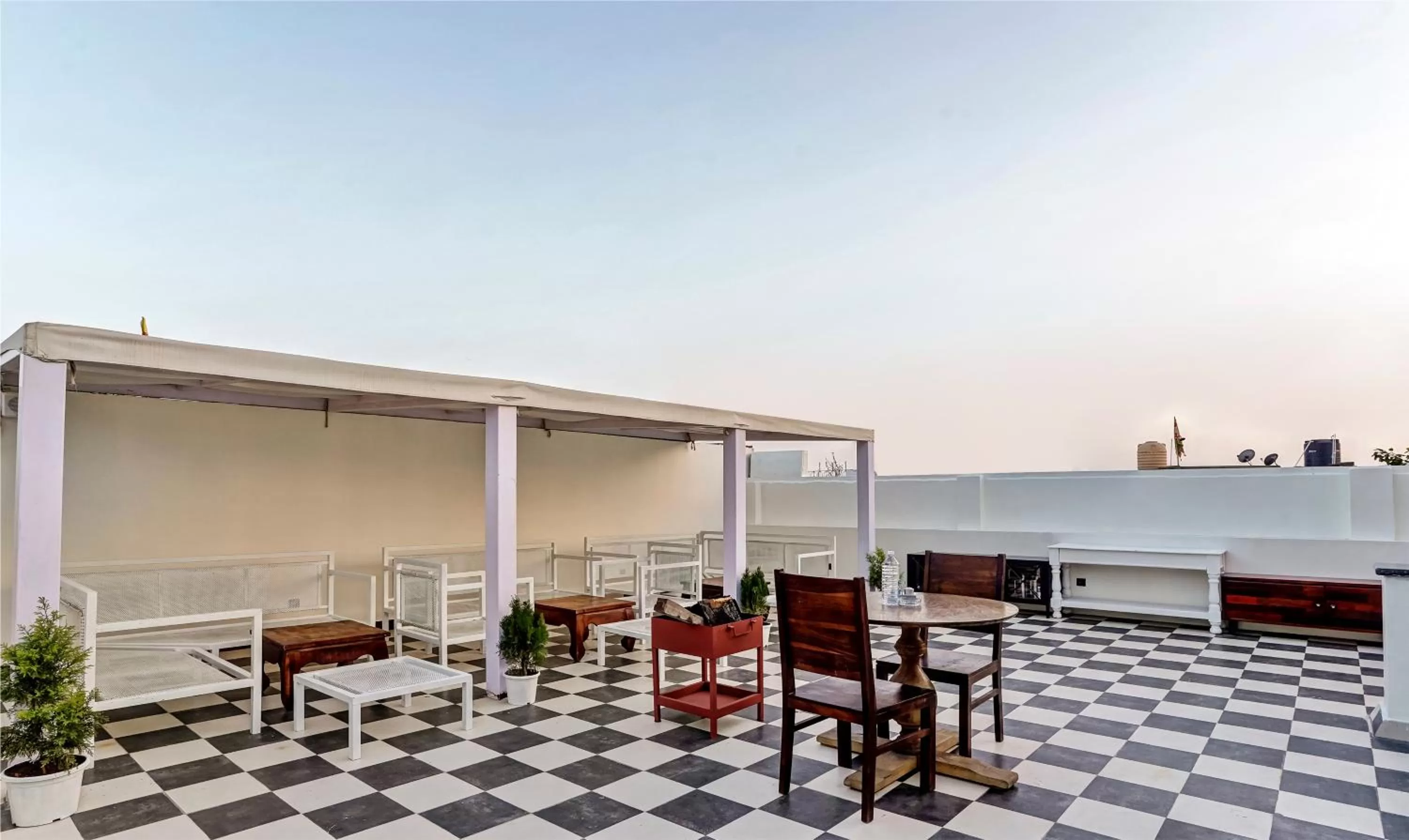 Restaurant/places to eat in Hotel Hinduja Fort