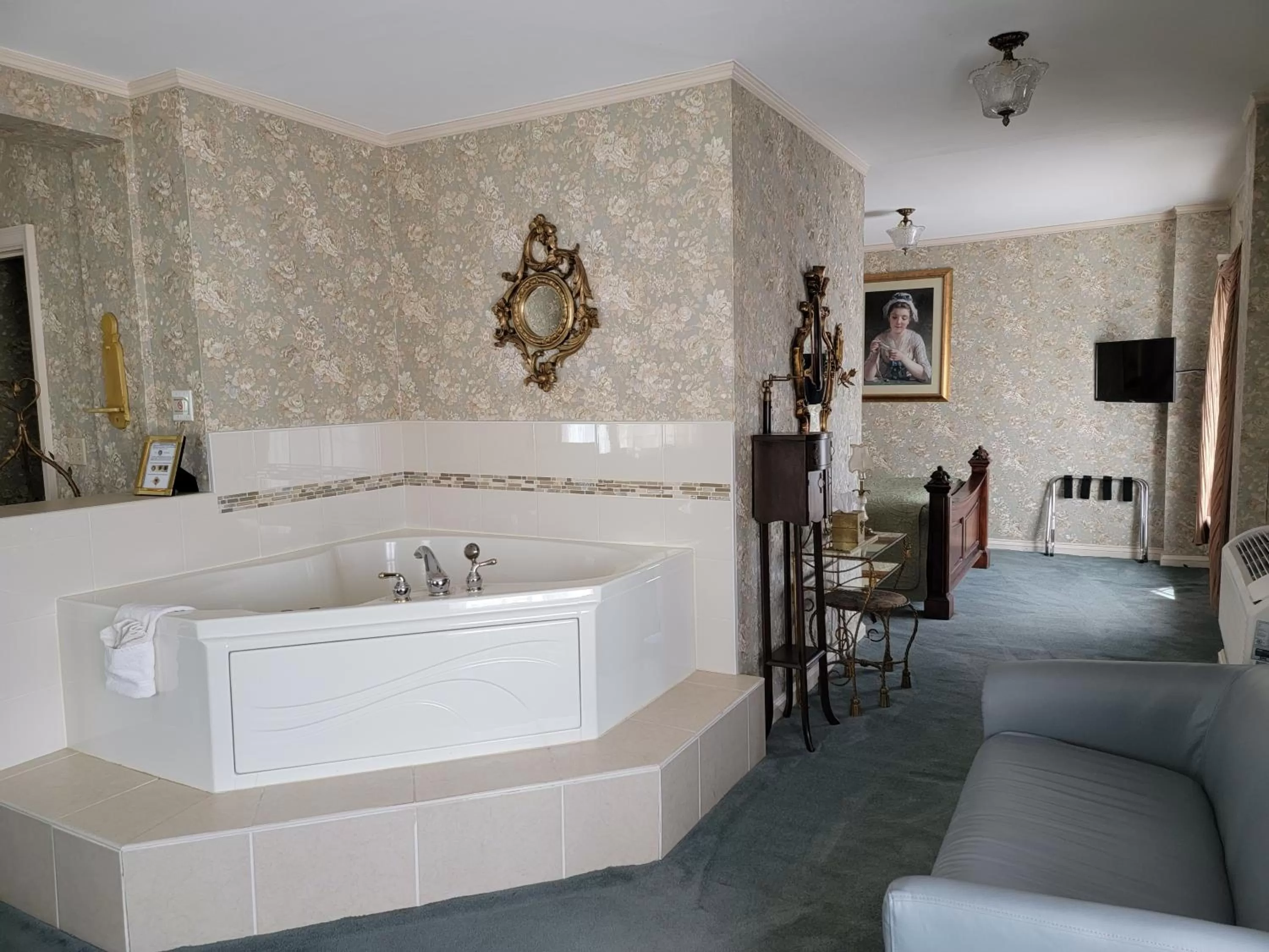 Hot Tub in Lowell Inn