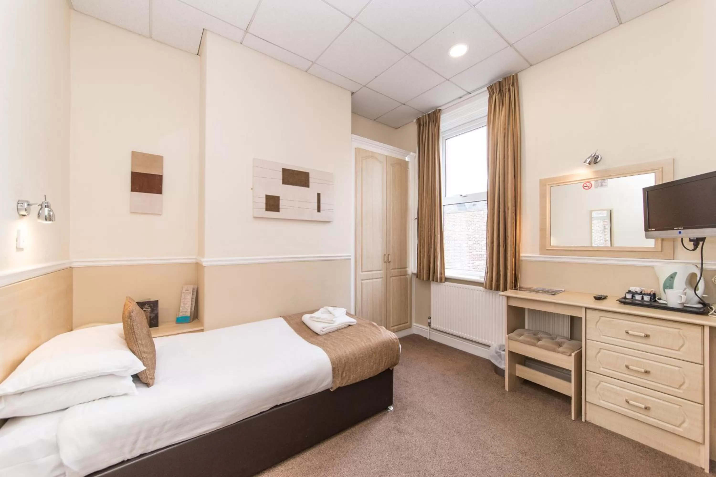 Photo of the whole room, Bed in Osborne Hotel