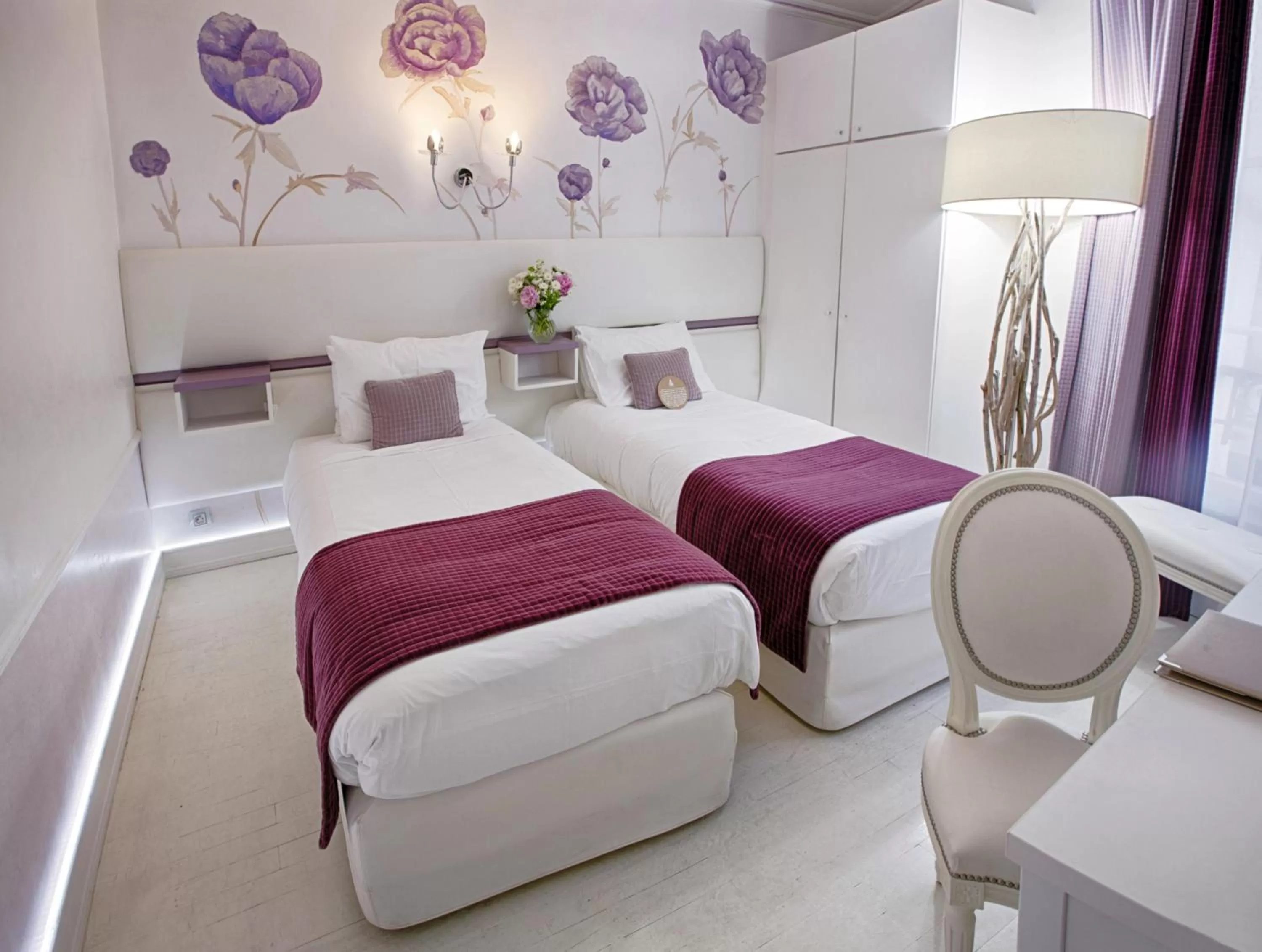 Bed in Eiffel Trocadéro