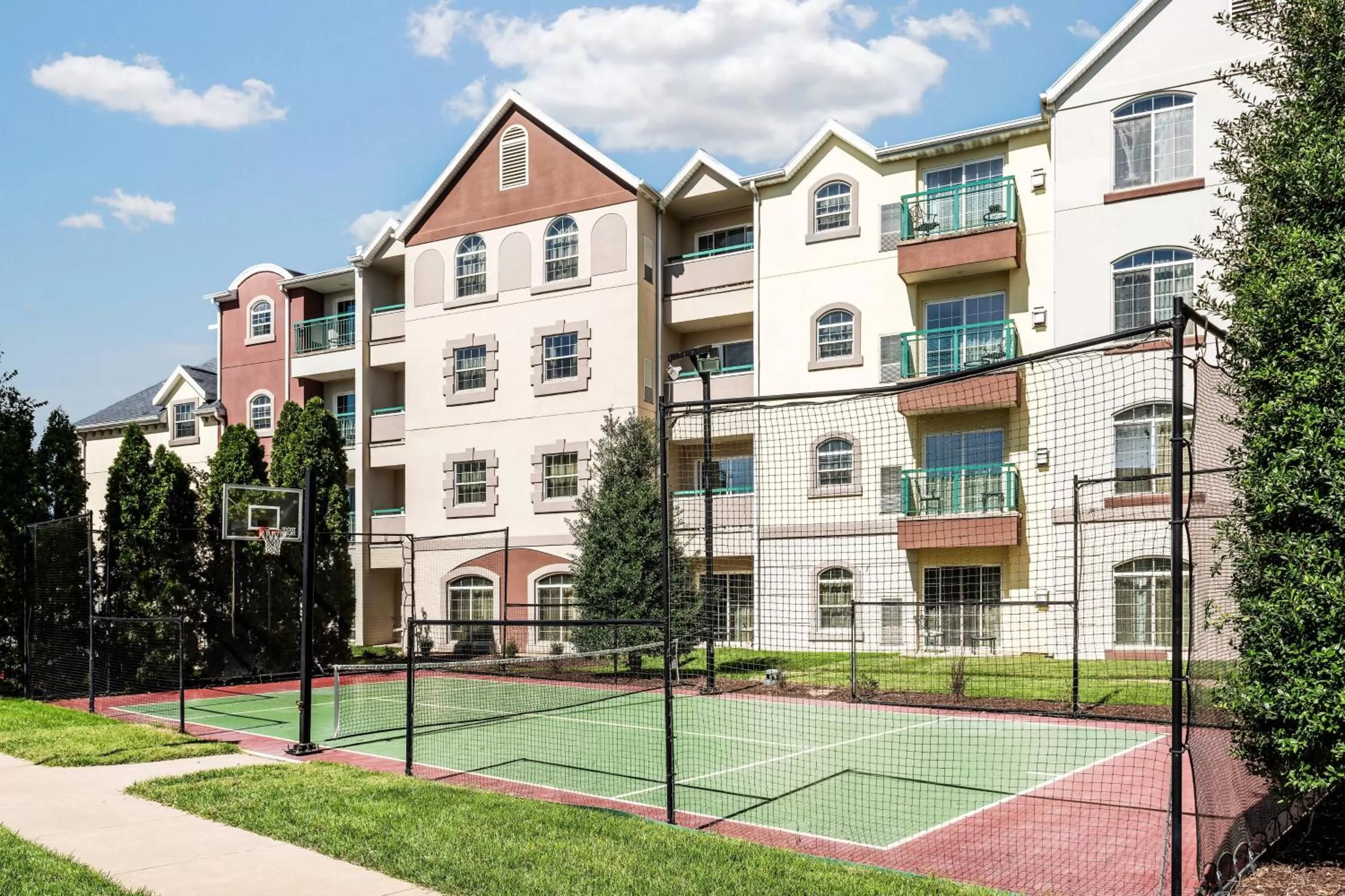 Tennis court in Residence Inn Springfield