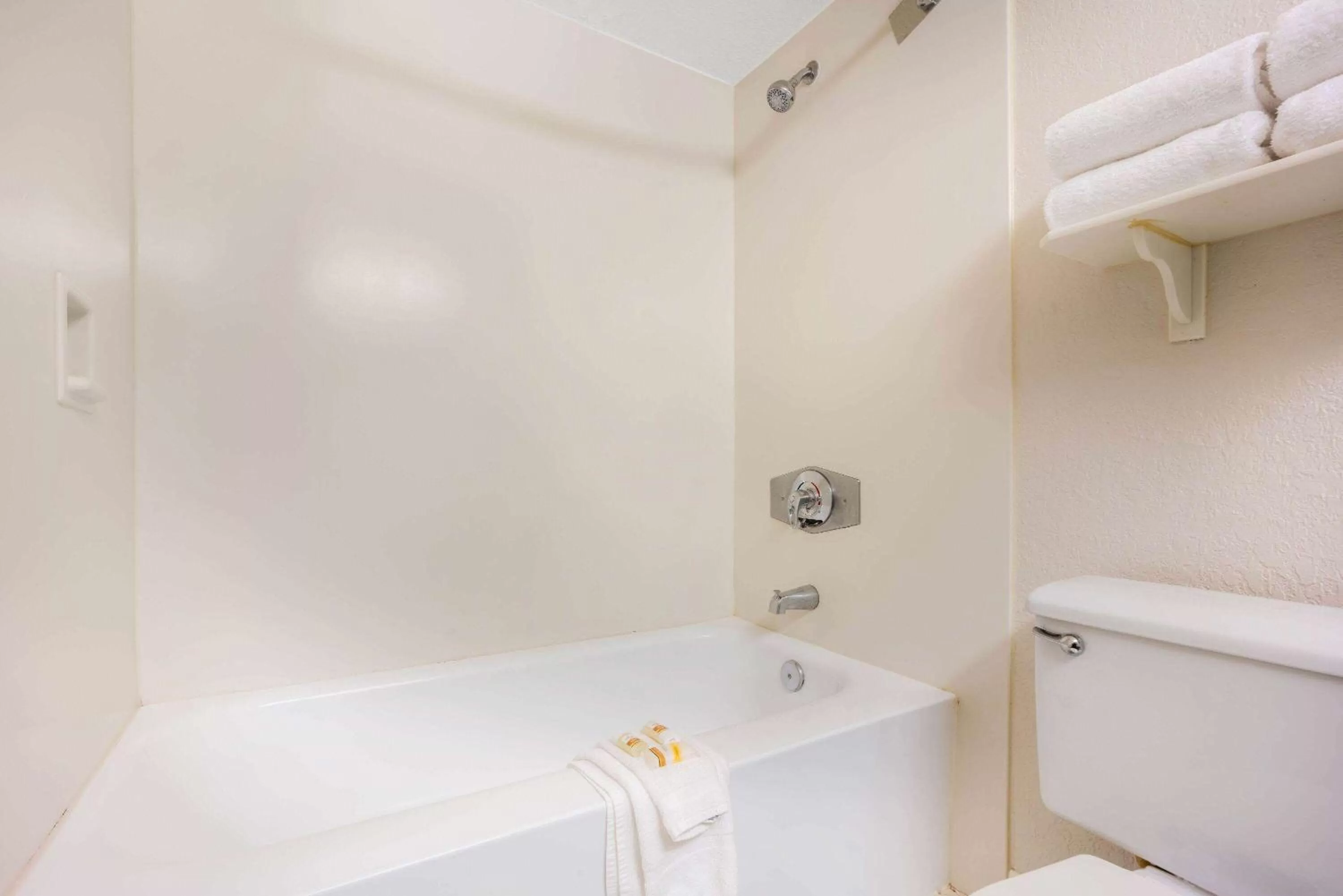 Bathroom in La Quinta by Wyndham Seattle Sea-Tac Airport