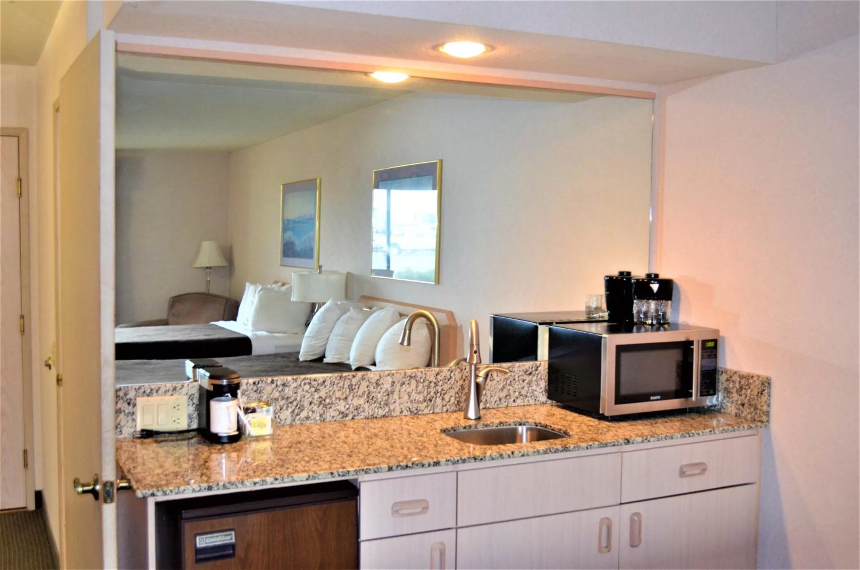 Coffee/tea facilities, Kitchen/Kitchenette in Shilo Inns Suites The Dalles