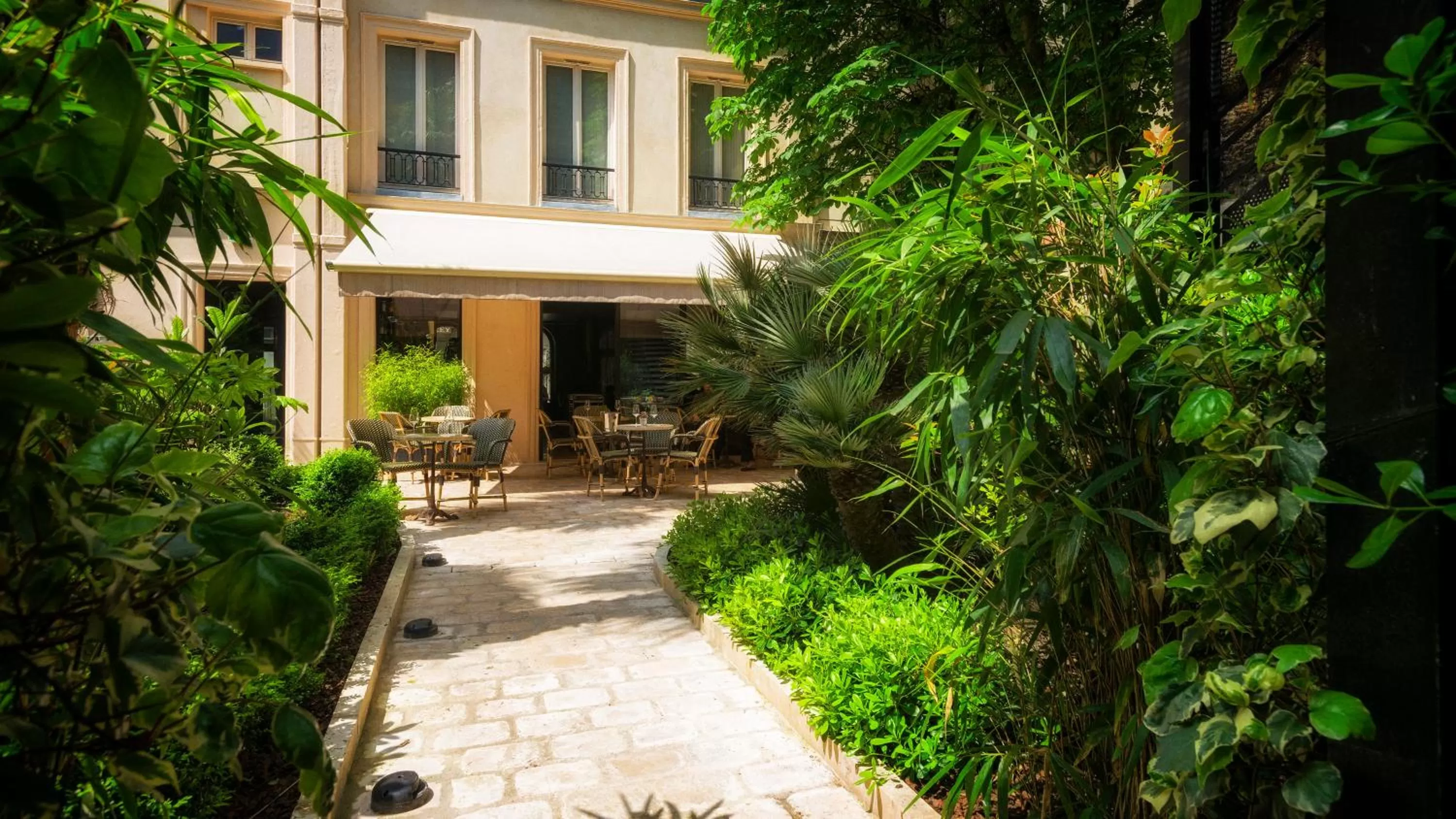 Restaurant/places to eat in B Montmartre