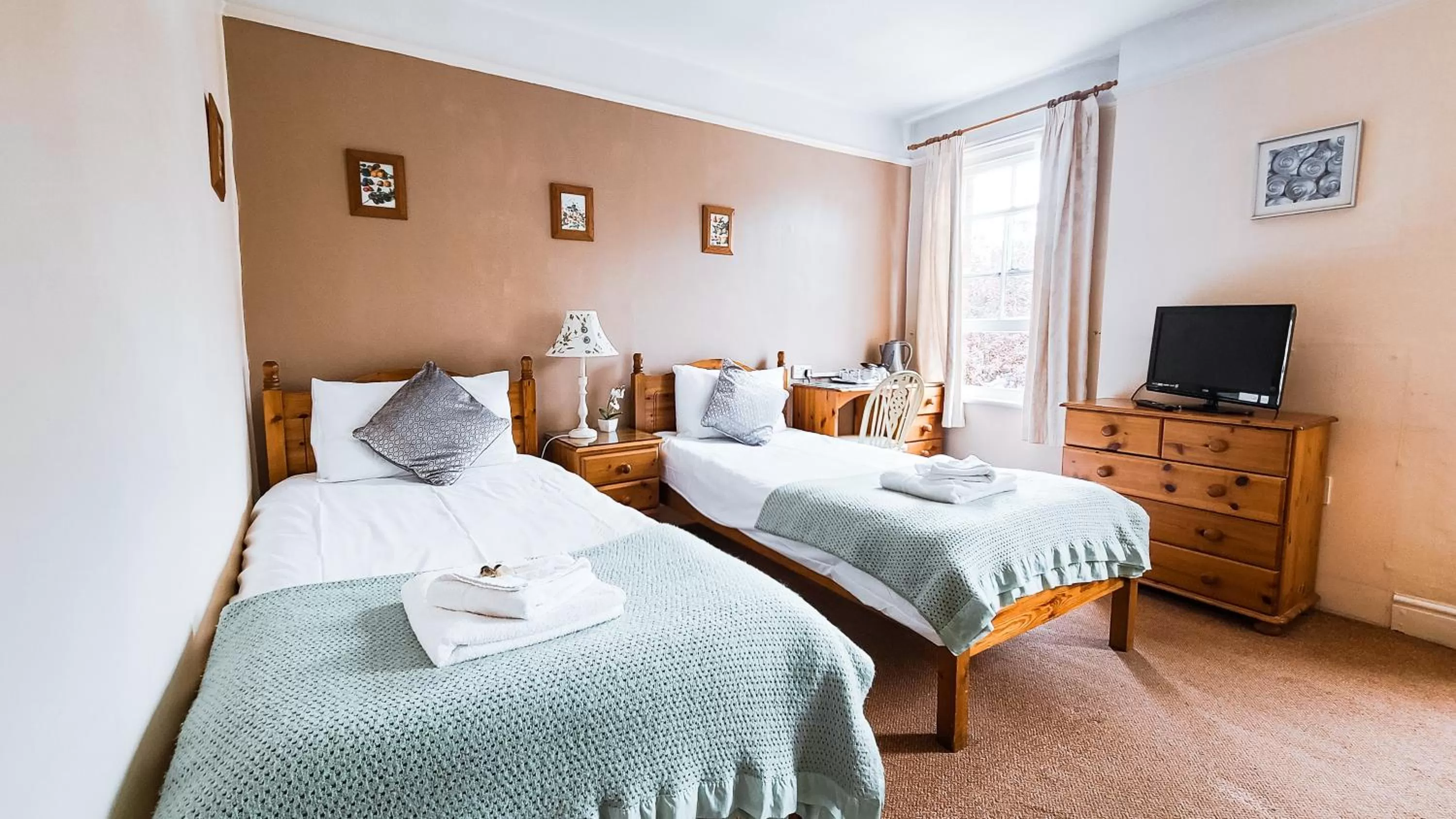 Photo of the whole room, Bed in Pickwicks Guest House