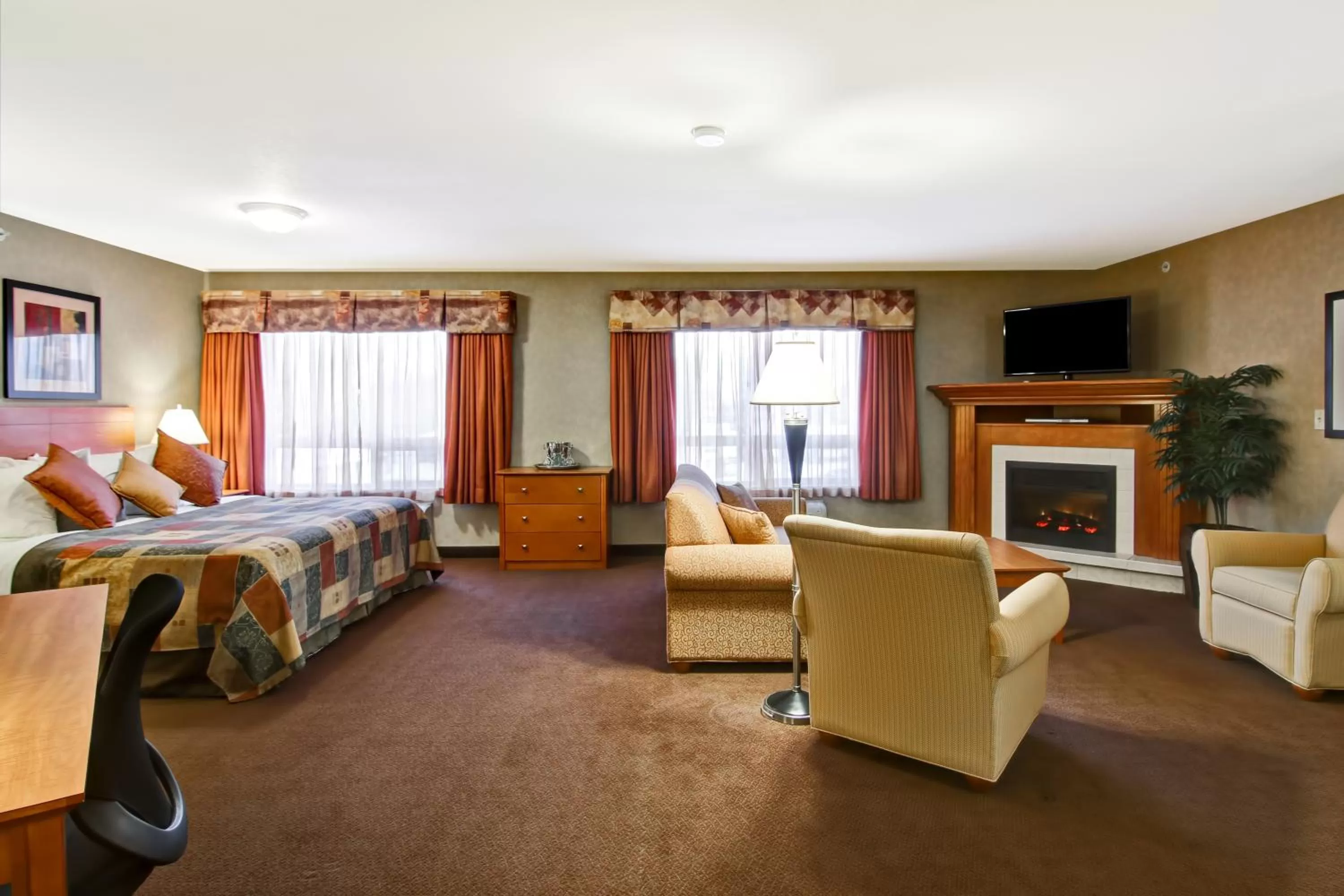 Seating area, Bed in Canalta Stettler