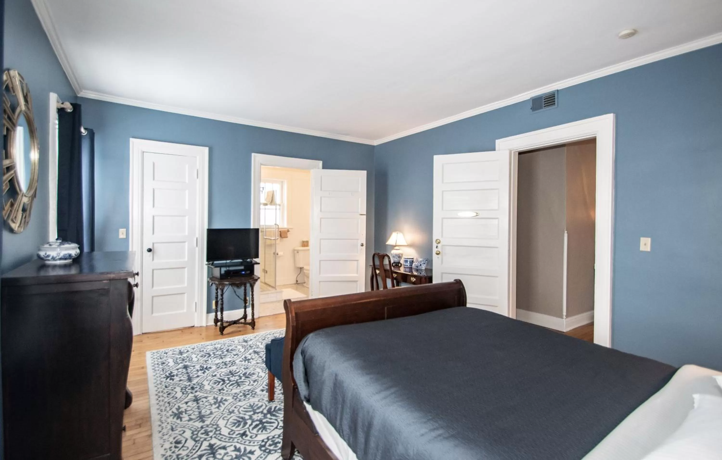 Bed in Looking Glass Inn