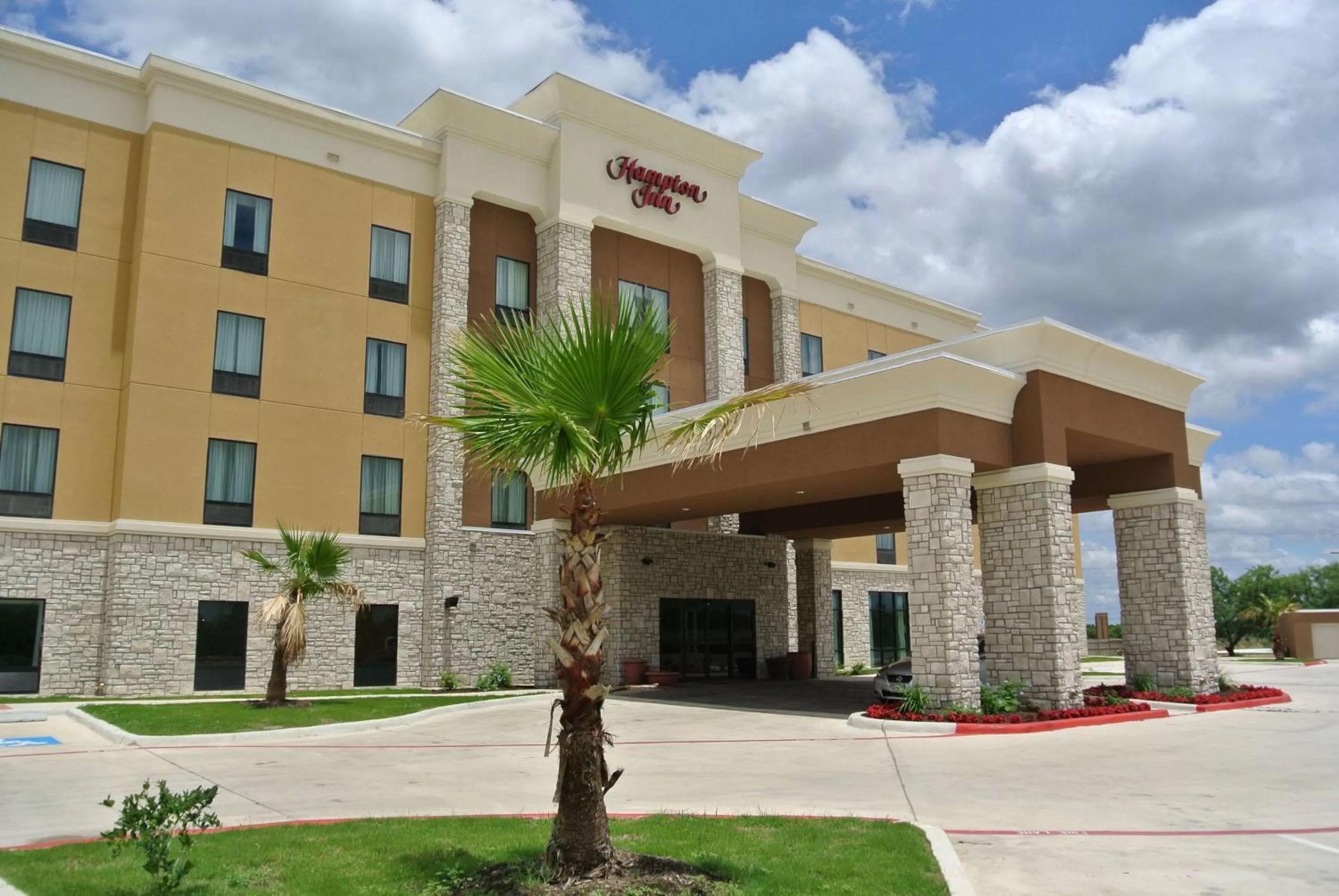 Property building in Hampton Inn Carrizo Springs