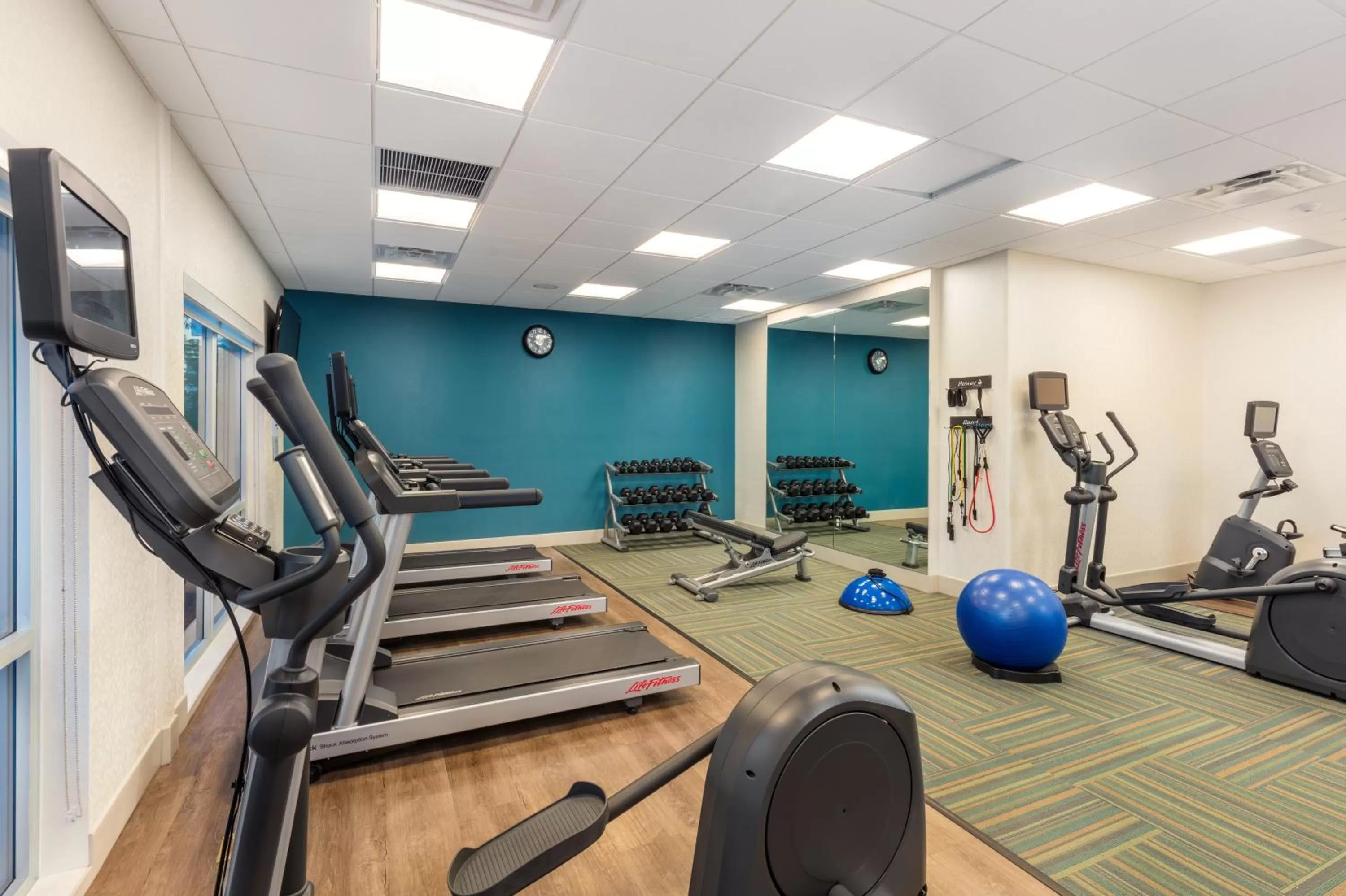 Fitness centre/facilities in Holiday Inn Express & Suites - Moreno Valley - Riverside by IHG