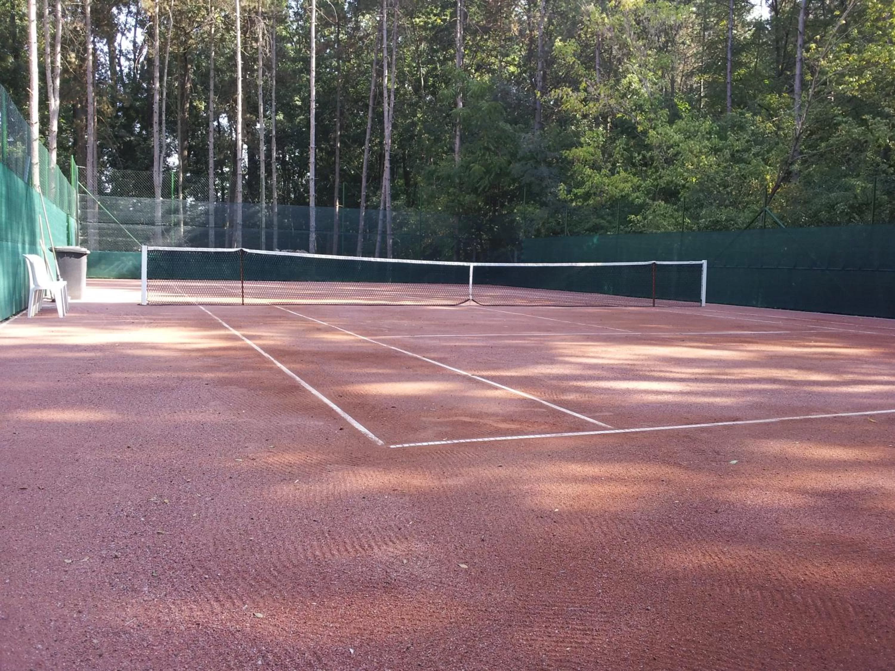 Tennis court in Fenyves Hotel Békéscsaba