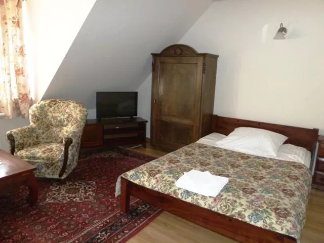 Bed in Gościniec Dworski w Ropie - Pokoje gościnne