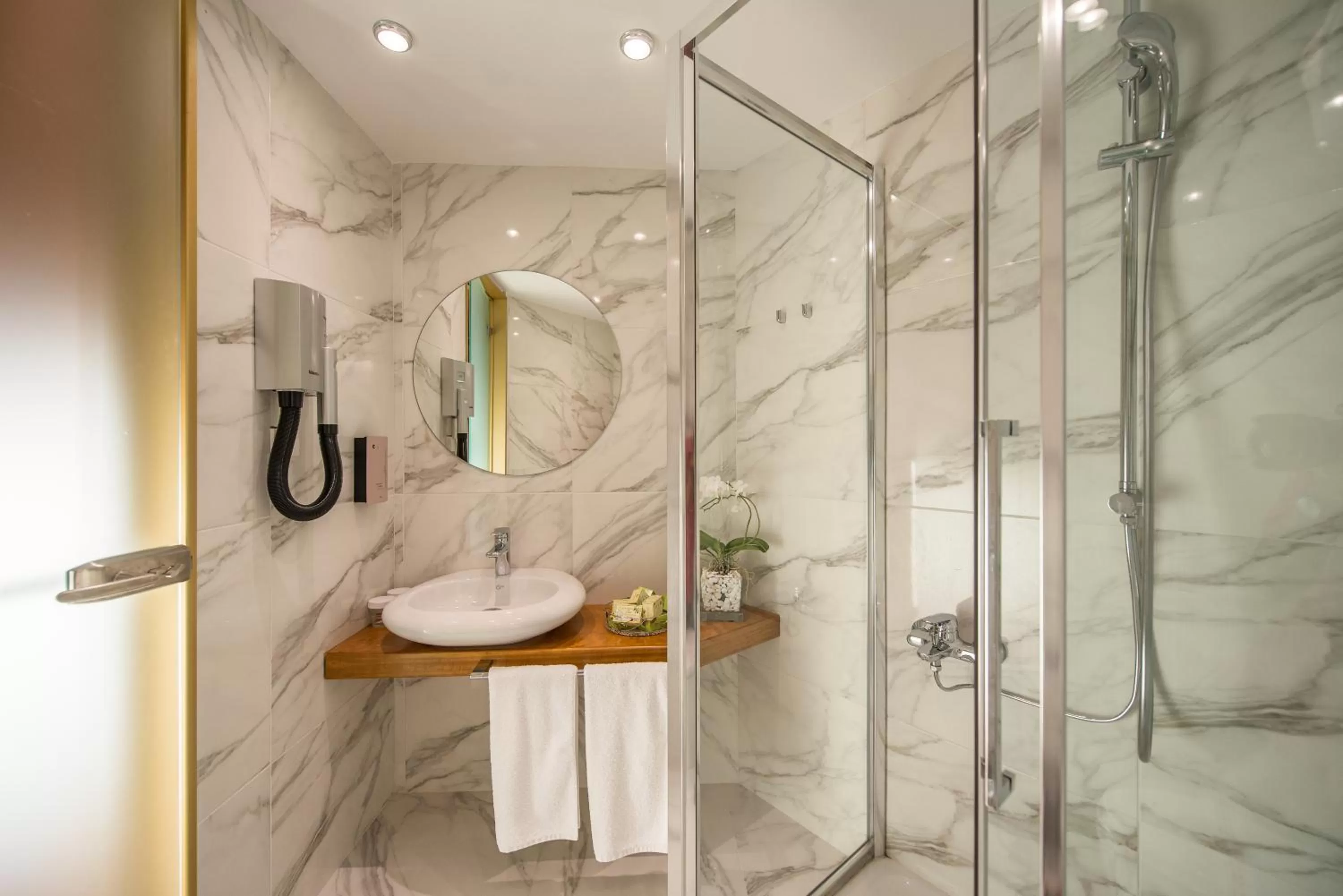 Toilet in Civitel Akali Hotel