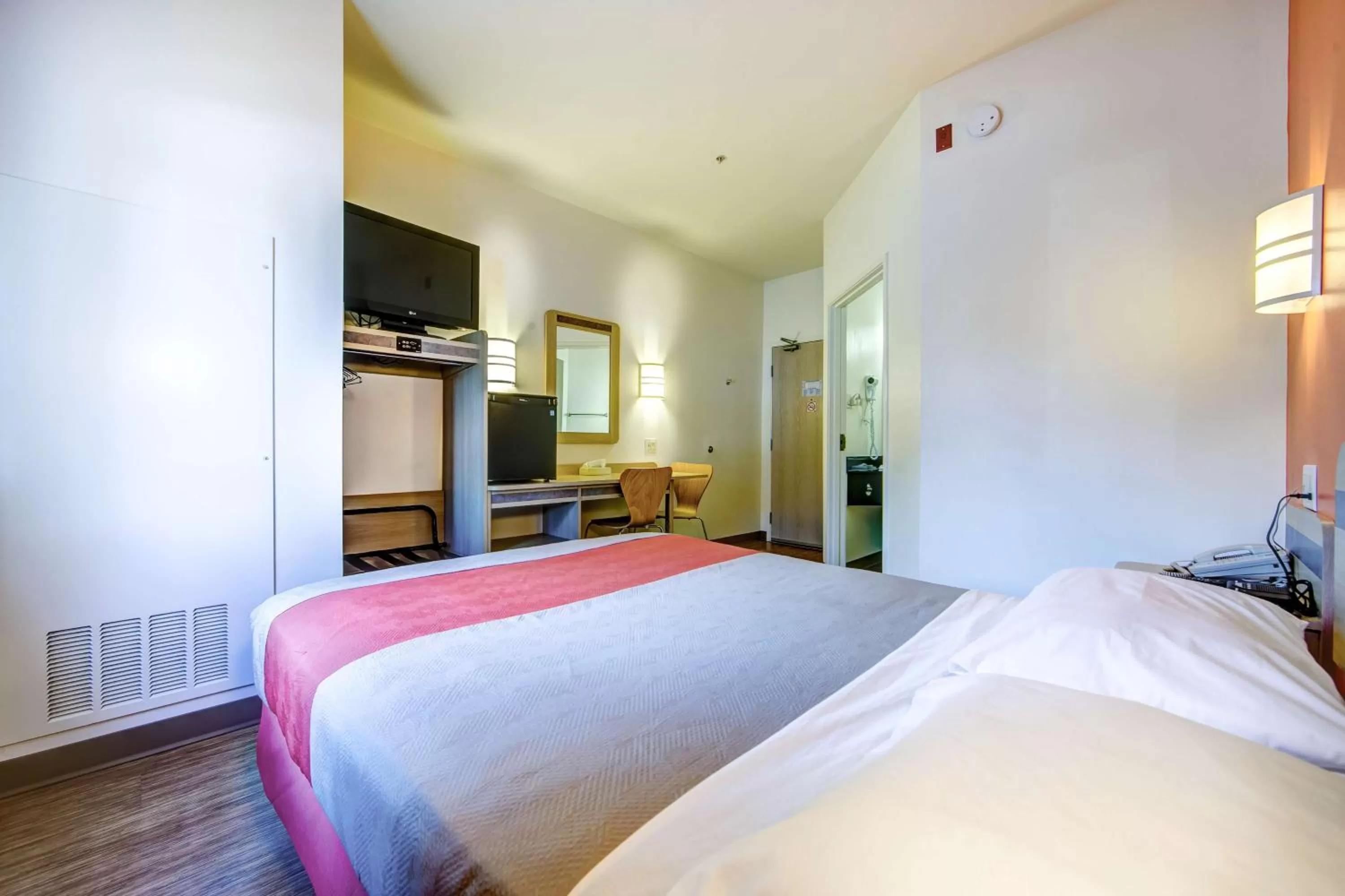 TV and multimedia, Bed in Motel 6-Burlington, ON - Toronto West - Oakville