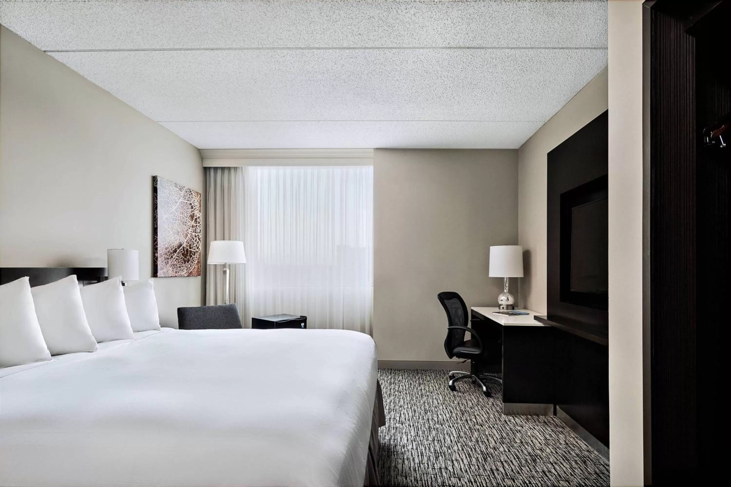 Photo of the whole room, Bed in Pittsburgh Marriott North