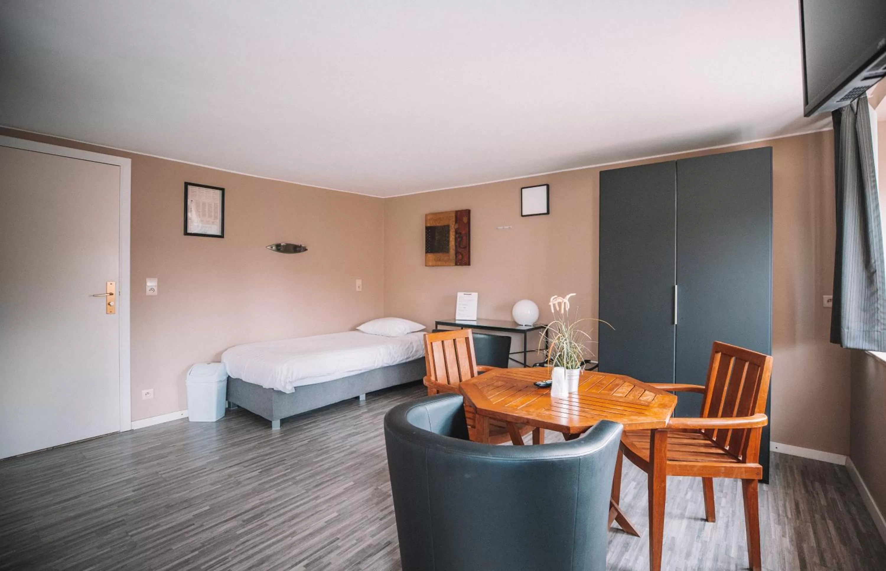 Bedroom, Bed in Hotel Le Midi