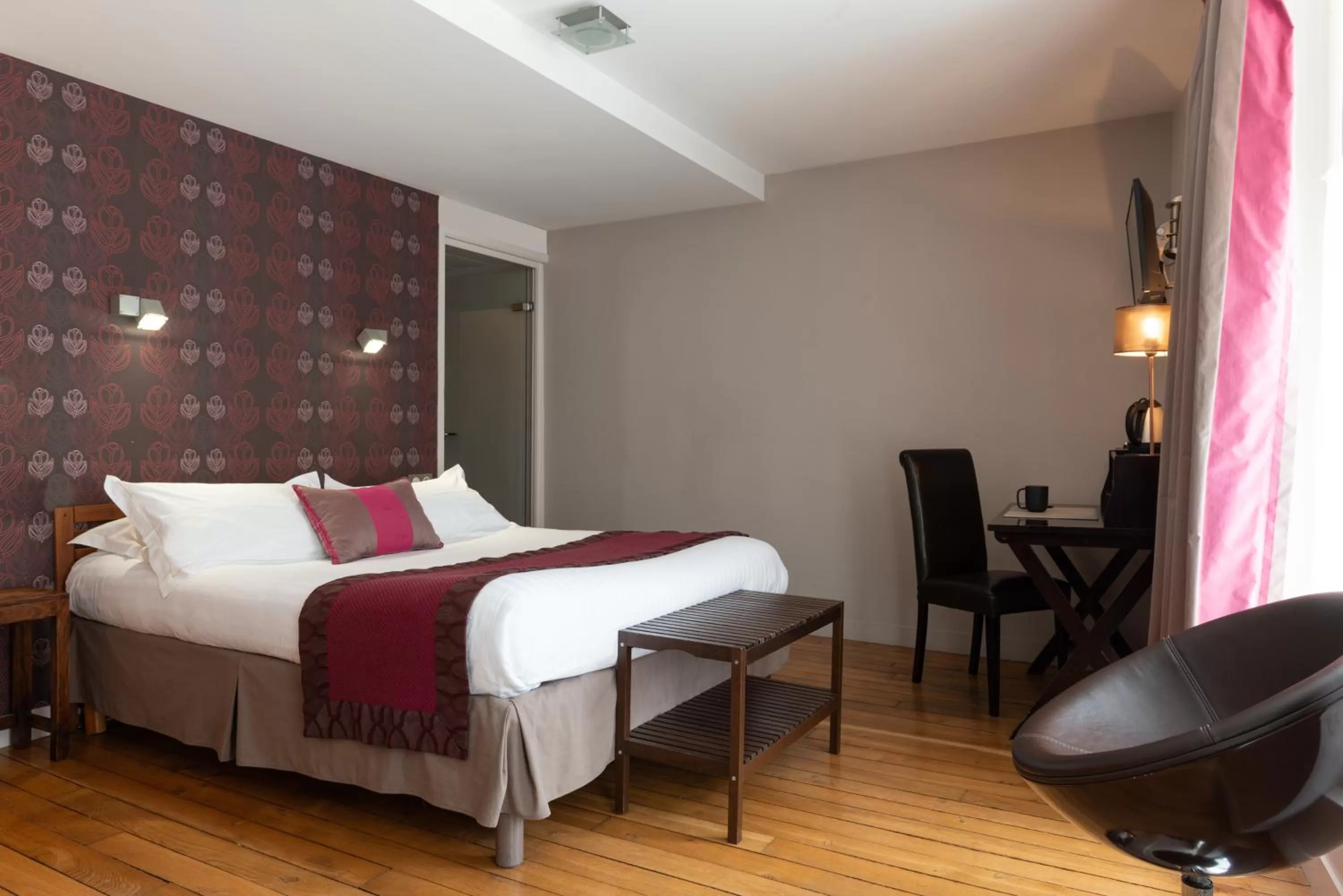 Photo of the whole room, Bed in The Originals Boutique, Hôtel Victoria, Fontainebleau