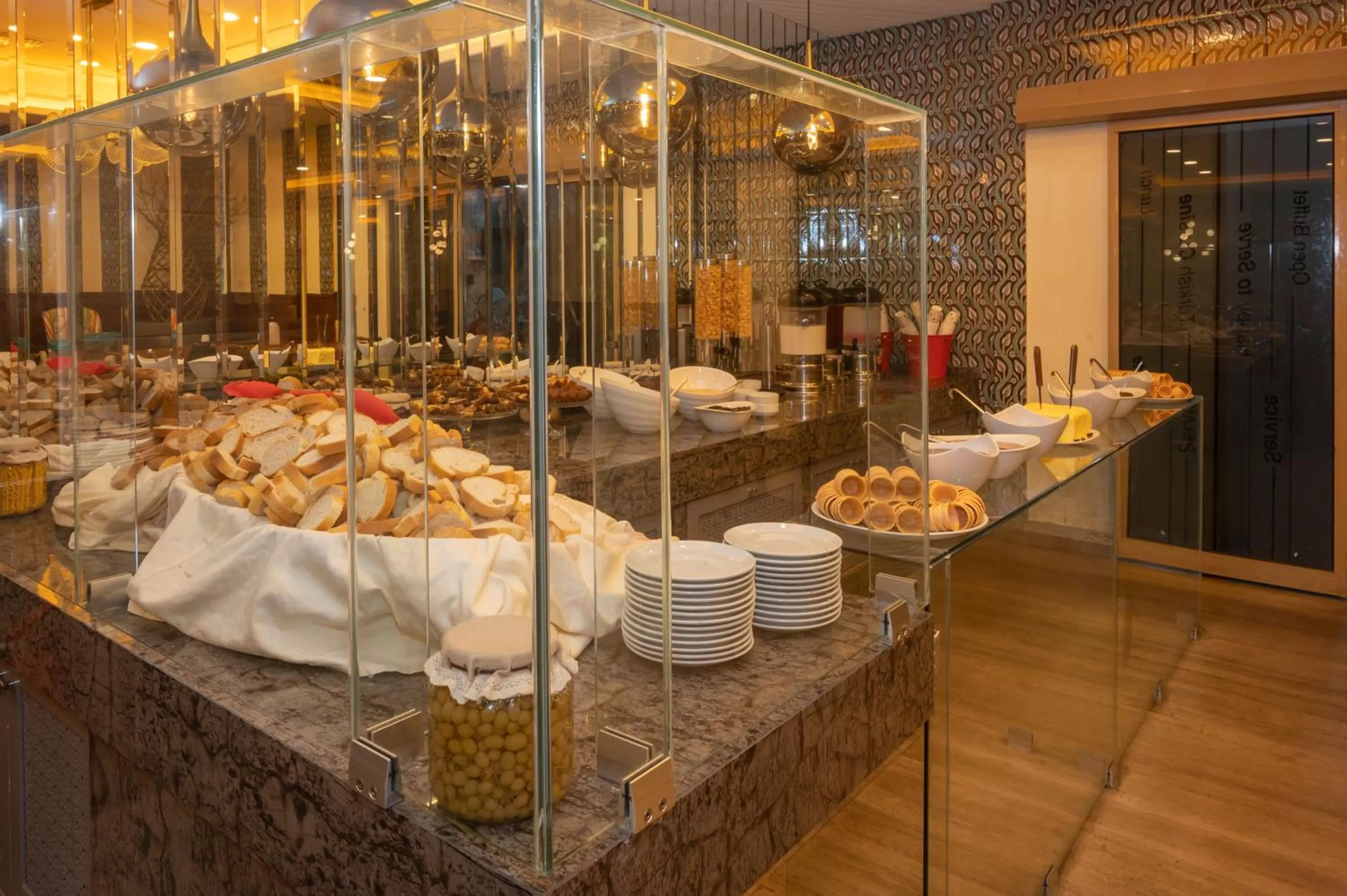 Restaurant/places to eat in Ramada By Wyndham Istanbul Pera Taksim