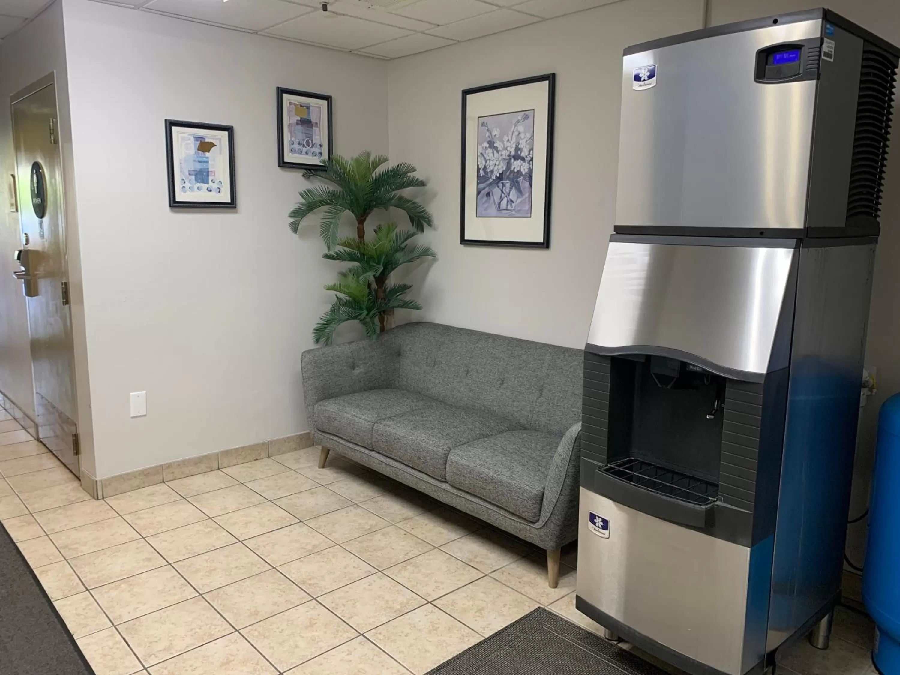 Seating area in Hotel Marguerite South Anaheim - Garden Grove, Trademark Collection by Wyndham