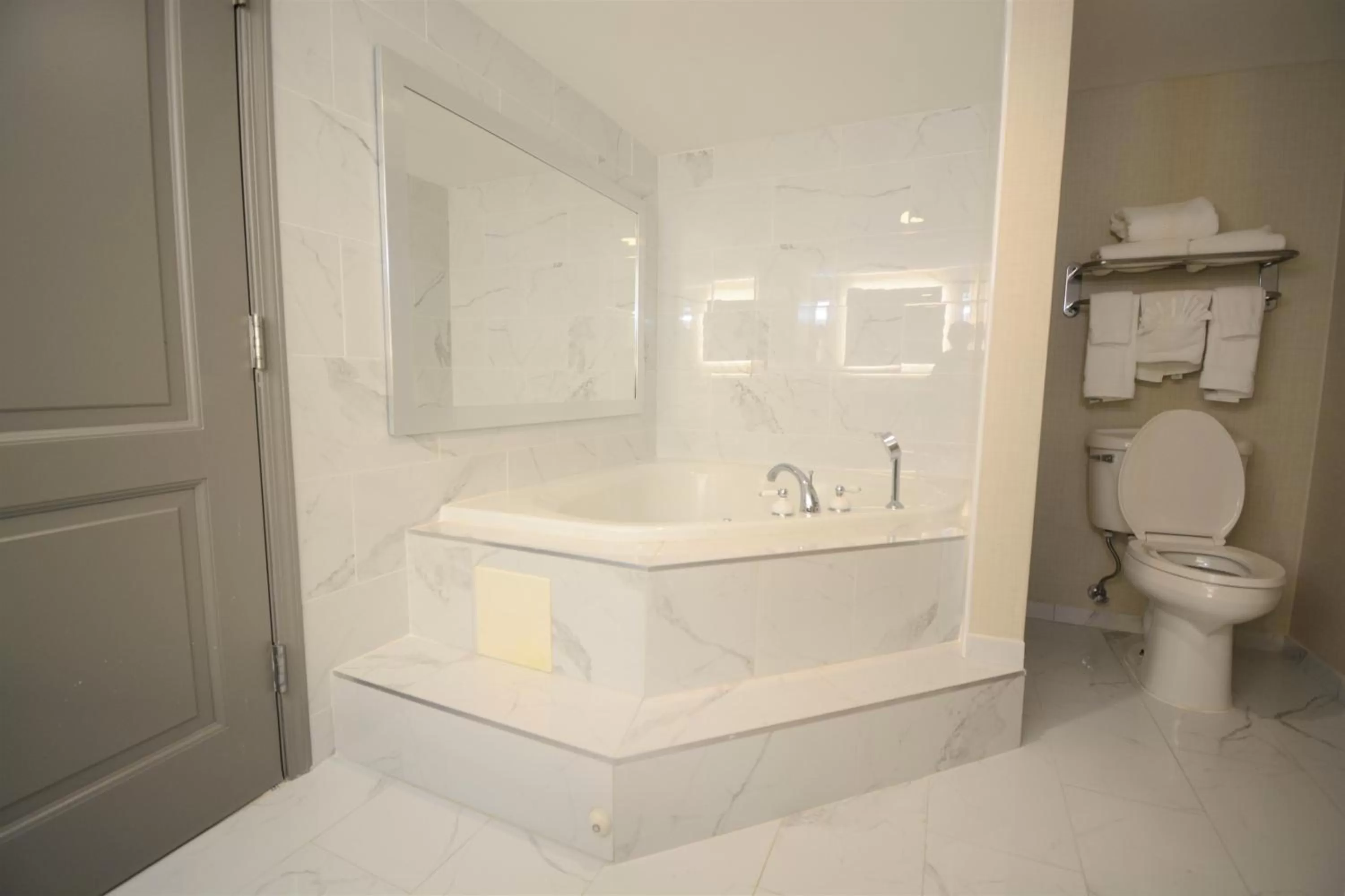 Swimming pool in Holiday Inn Hazlet by IHG