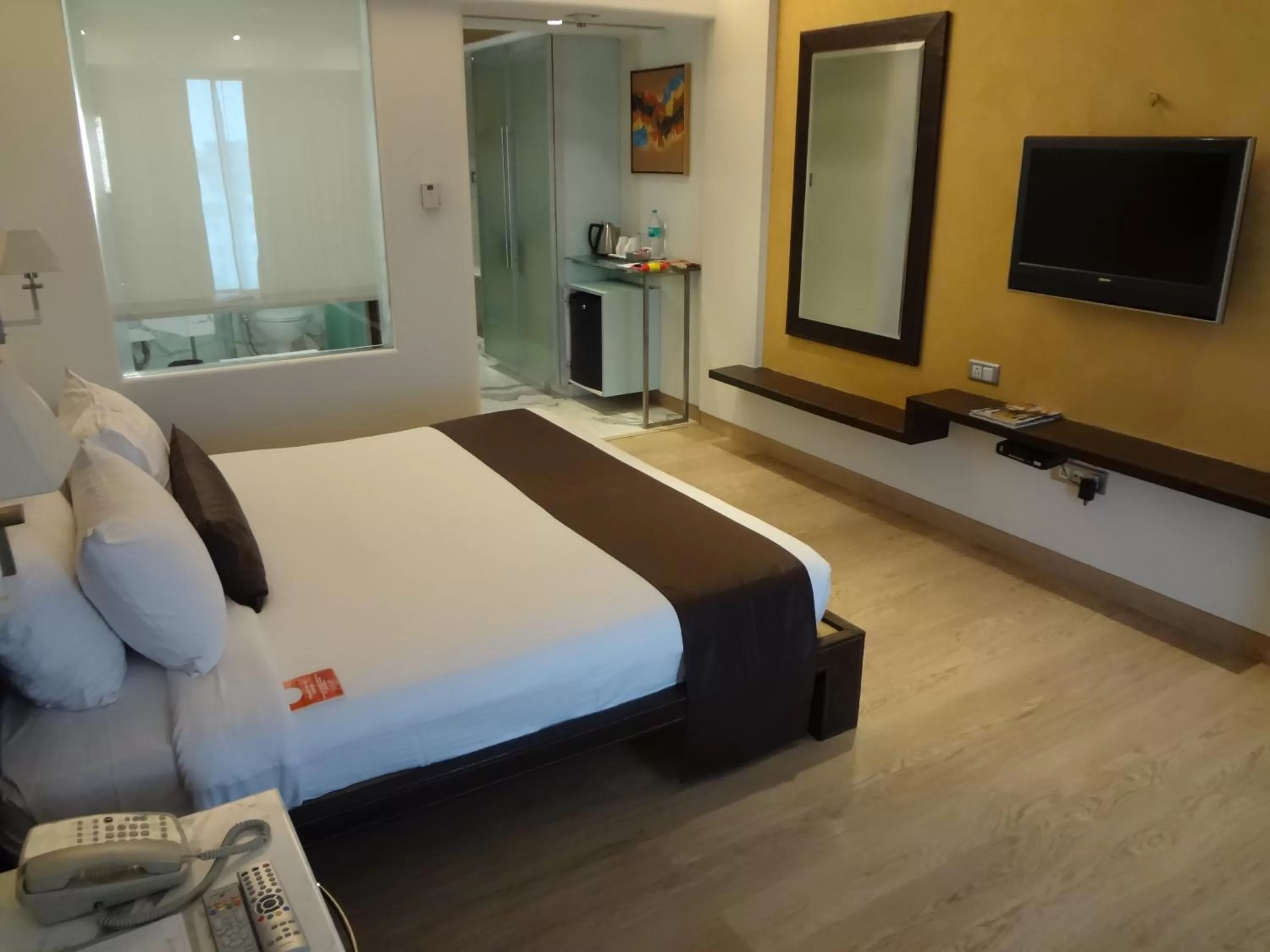 Photo of the whole room, Bed in Mirage Hotel, Mumbai International Airport