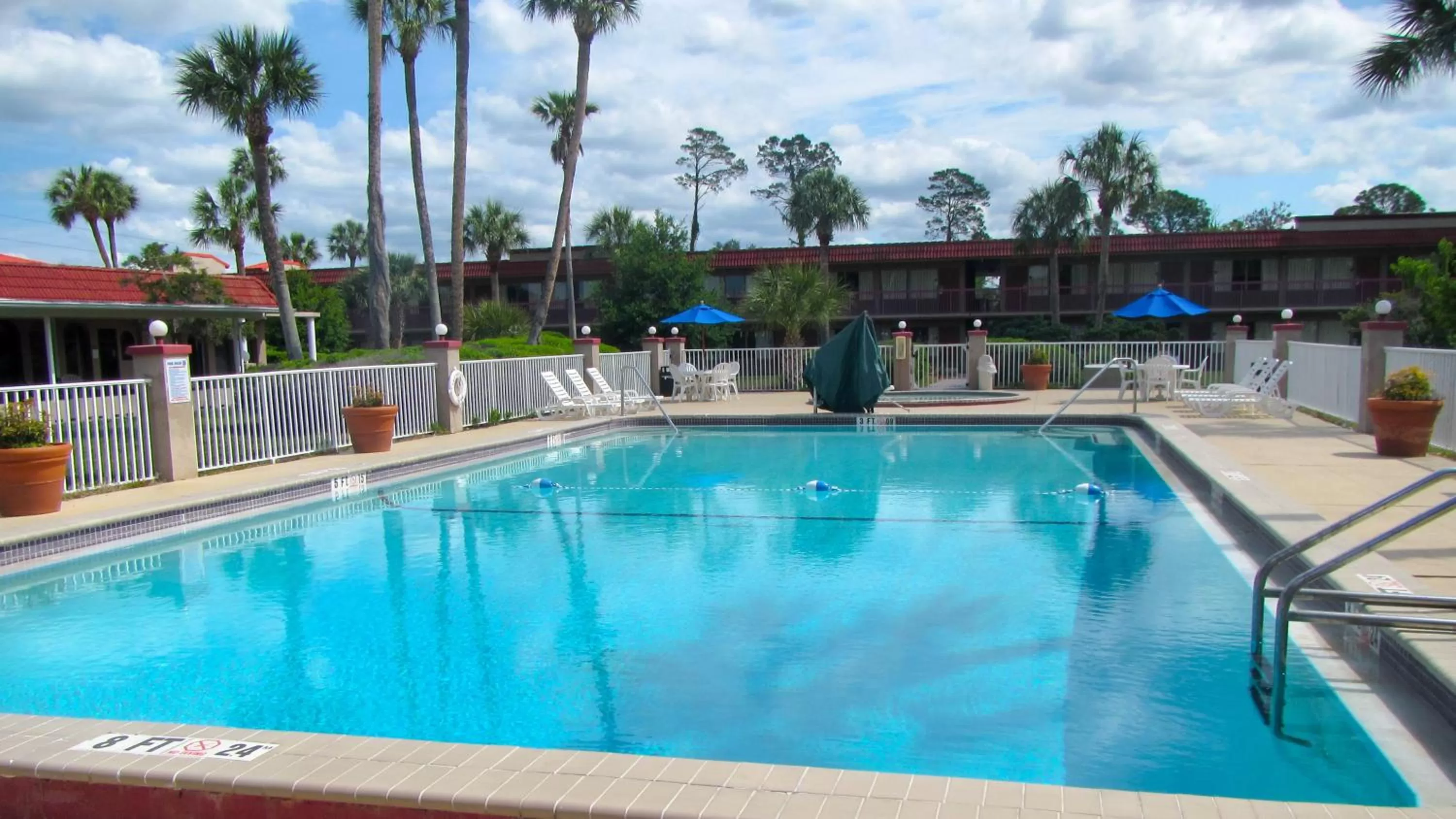 Swimming pool in Motel 6-Spring Hill, FL - Weeki Wachee