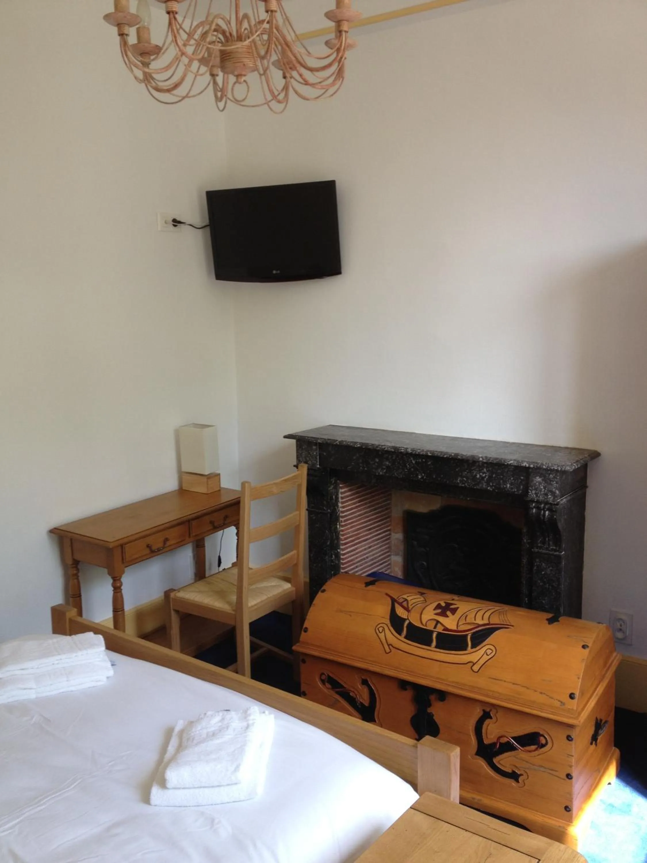 Photo of the whole room, Bed in Hotel Couleurs Sud Centre-ville Gare Charleville-Mézières