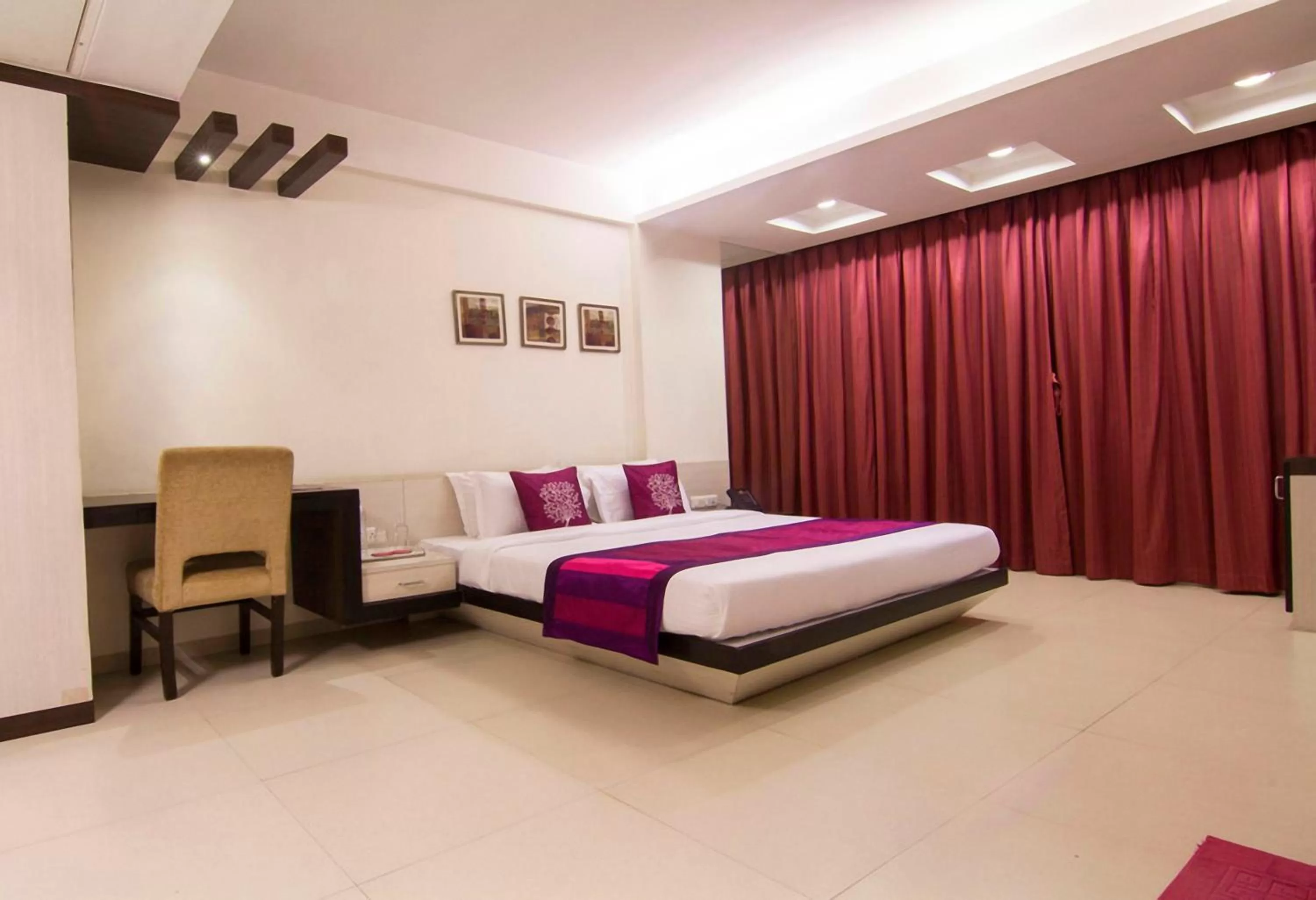 Photo of the whole room, Bed in The Roa Hotel