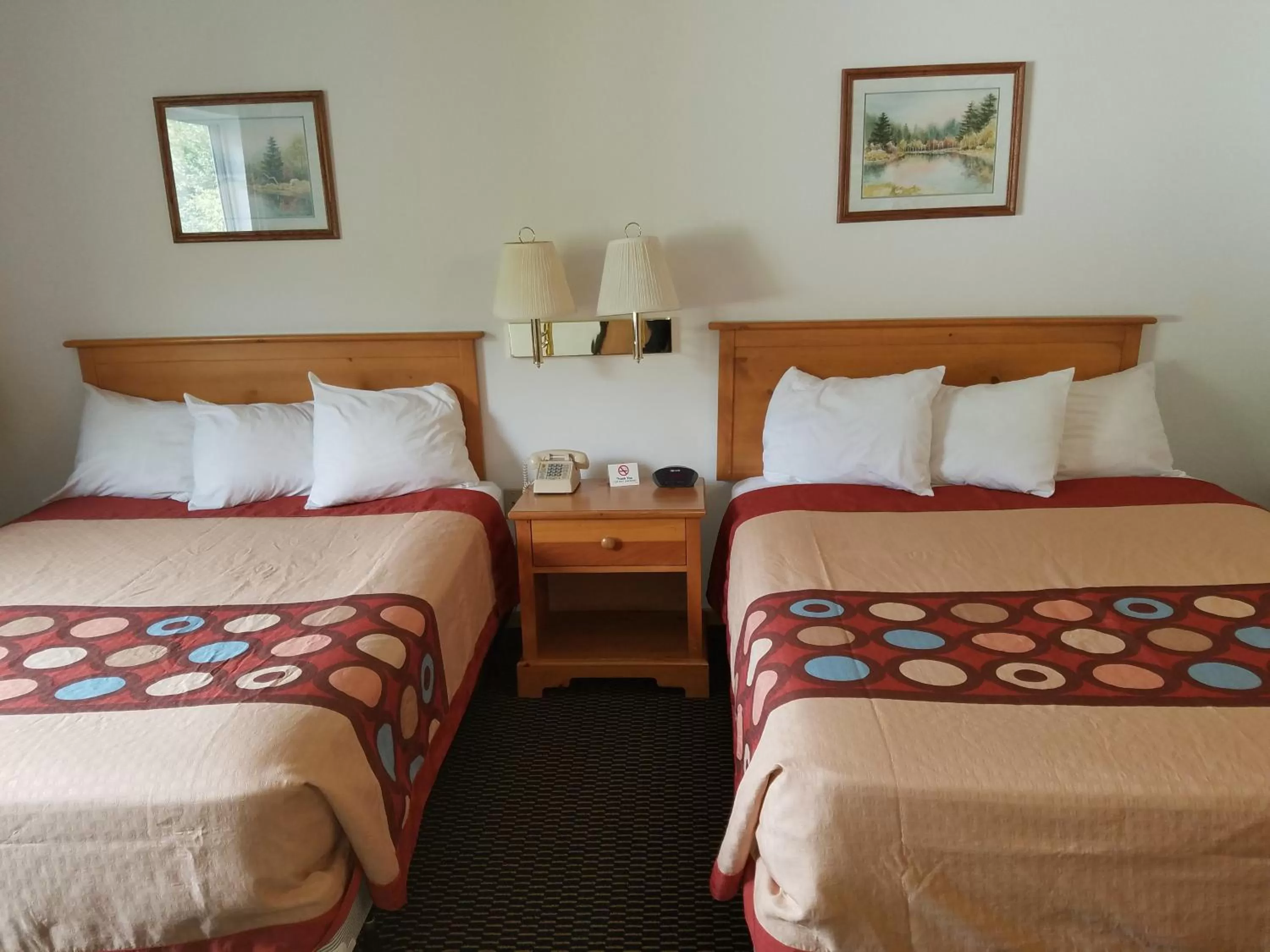 Photo of the whole room, Bed in Super 8 by Wyndham Phillips