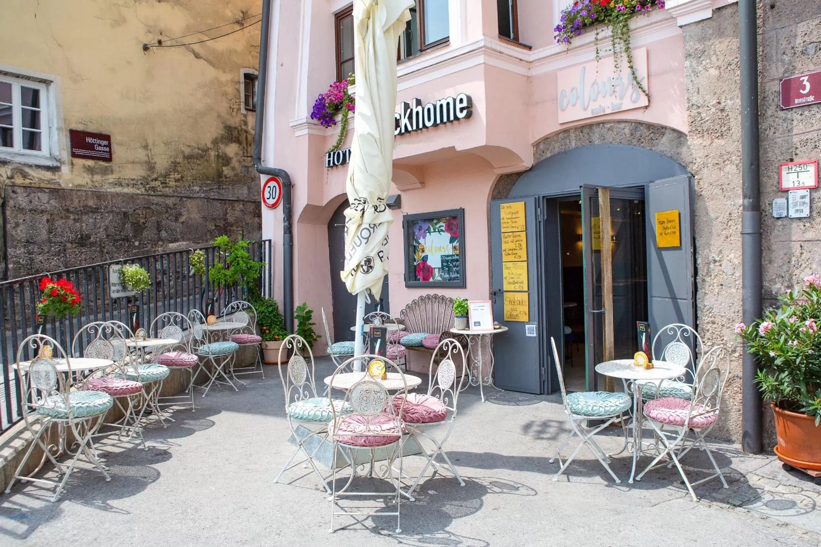 Restaurant/places to eat in Blackhome Innsbruck Boutique I contactless check-in