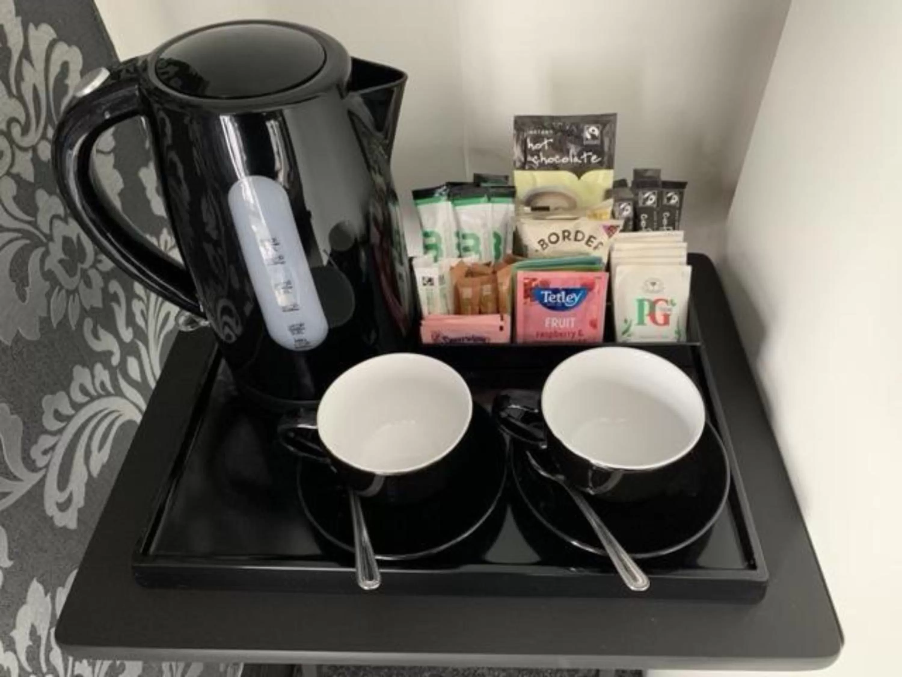 Bedroom, Coffee/Tea Facilities in Kingsmere Guest House