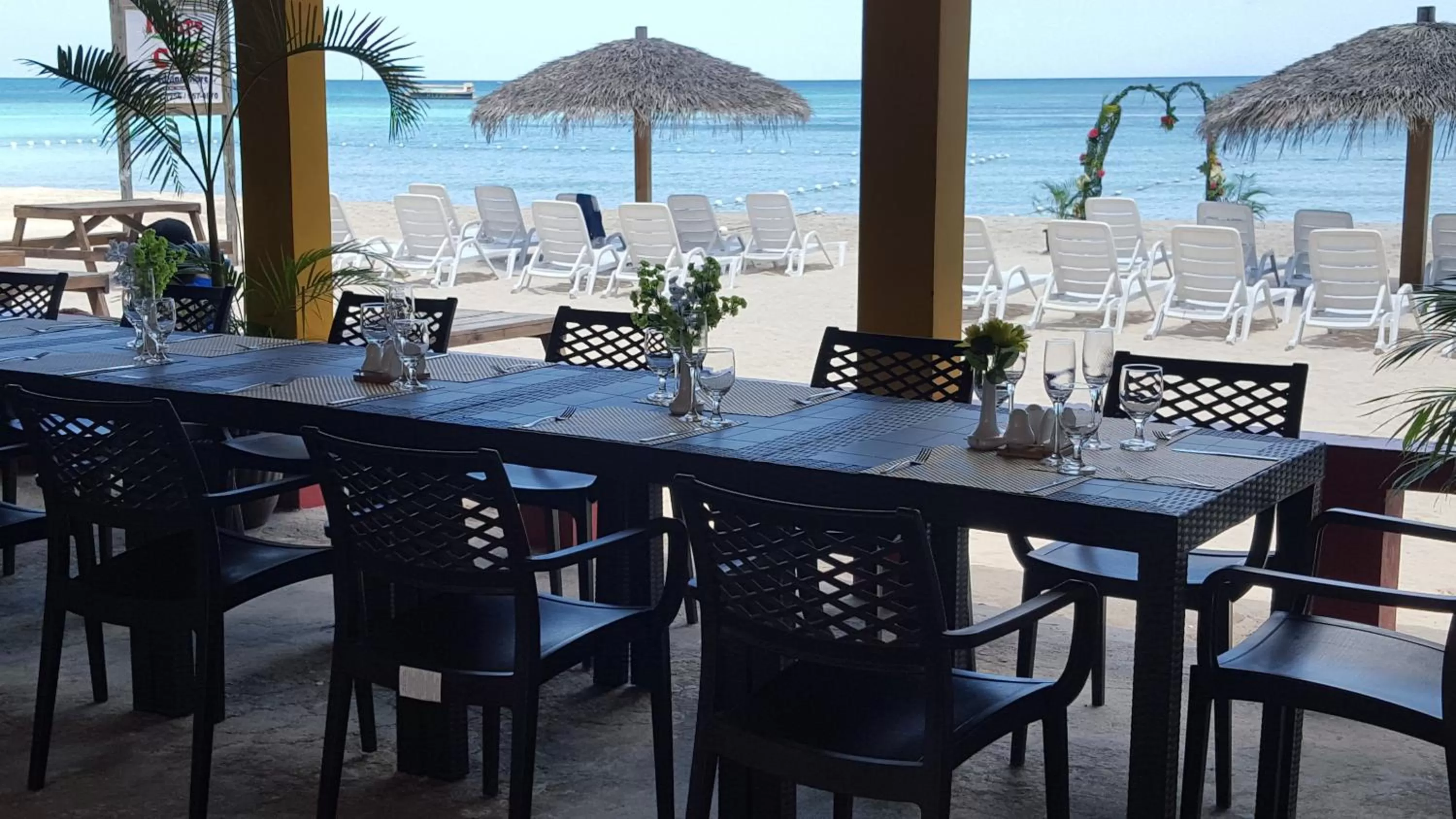 Restaurant/places to eat in Roots Cafe Rooms