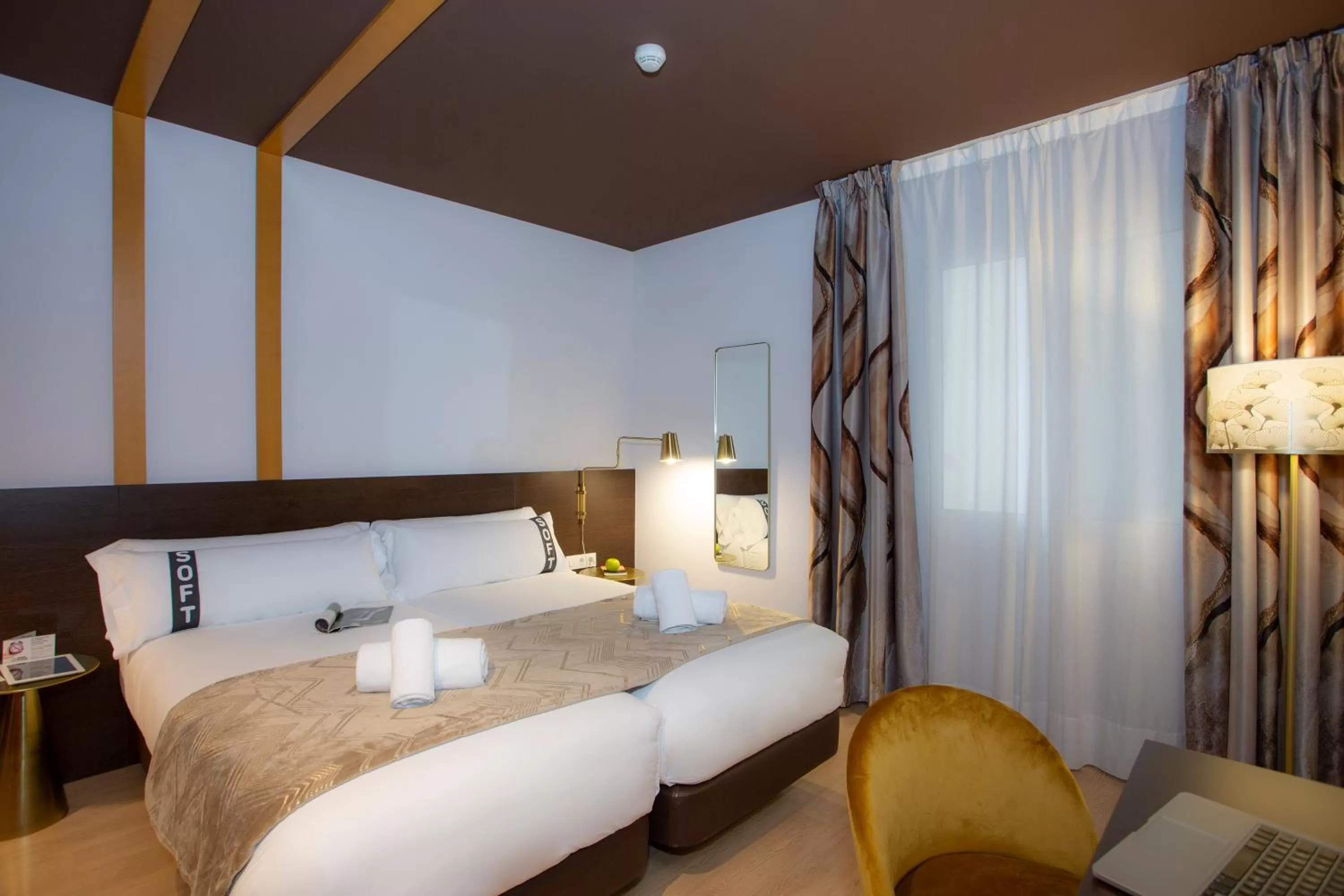 Photo of the whole room, Bed in Casual Colours Barcelona