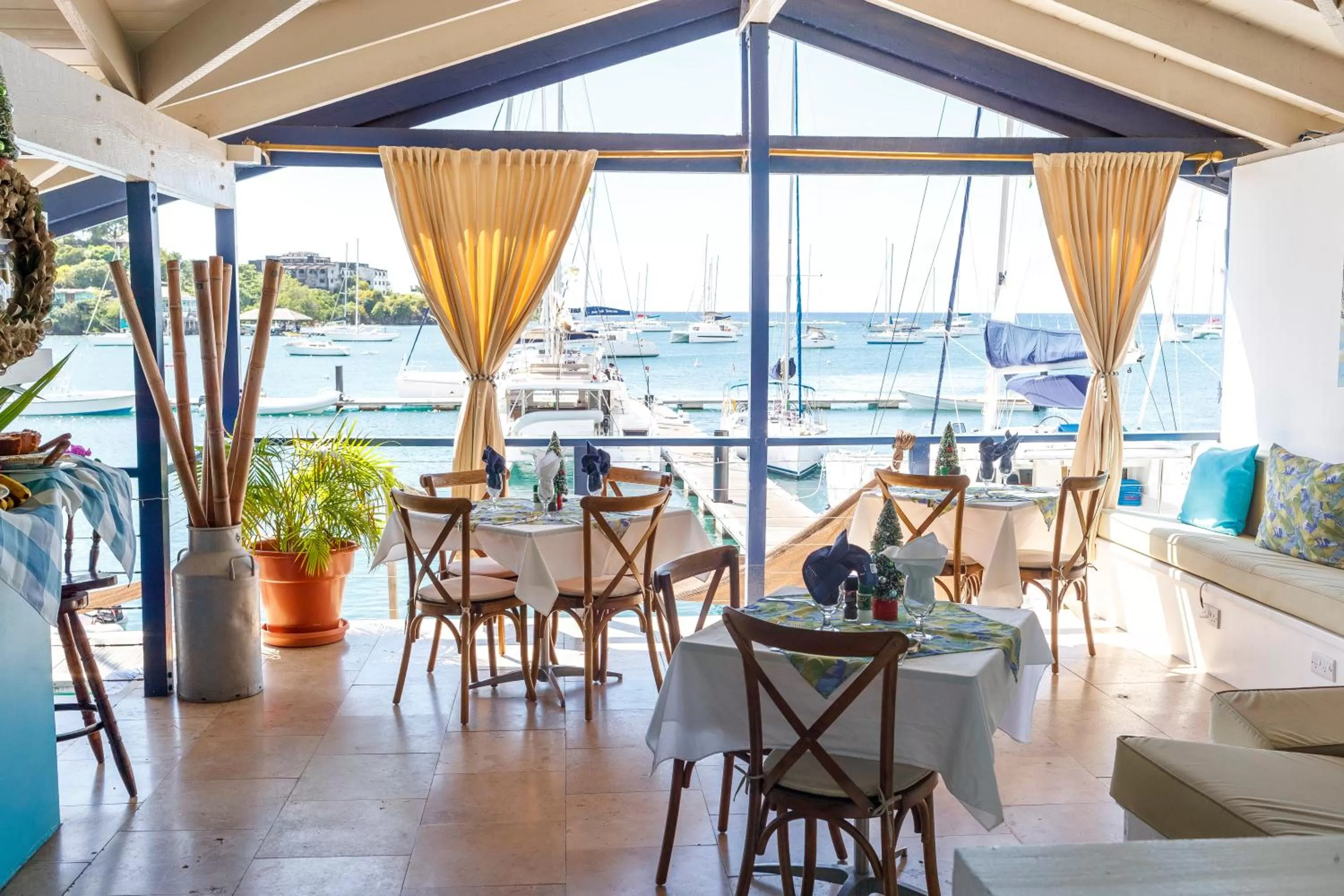 Restaurant/places to eat in Blue Lagoon Hotel and Marina Ltd