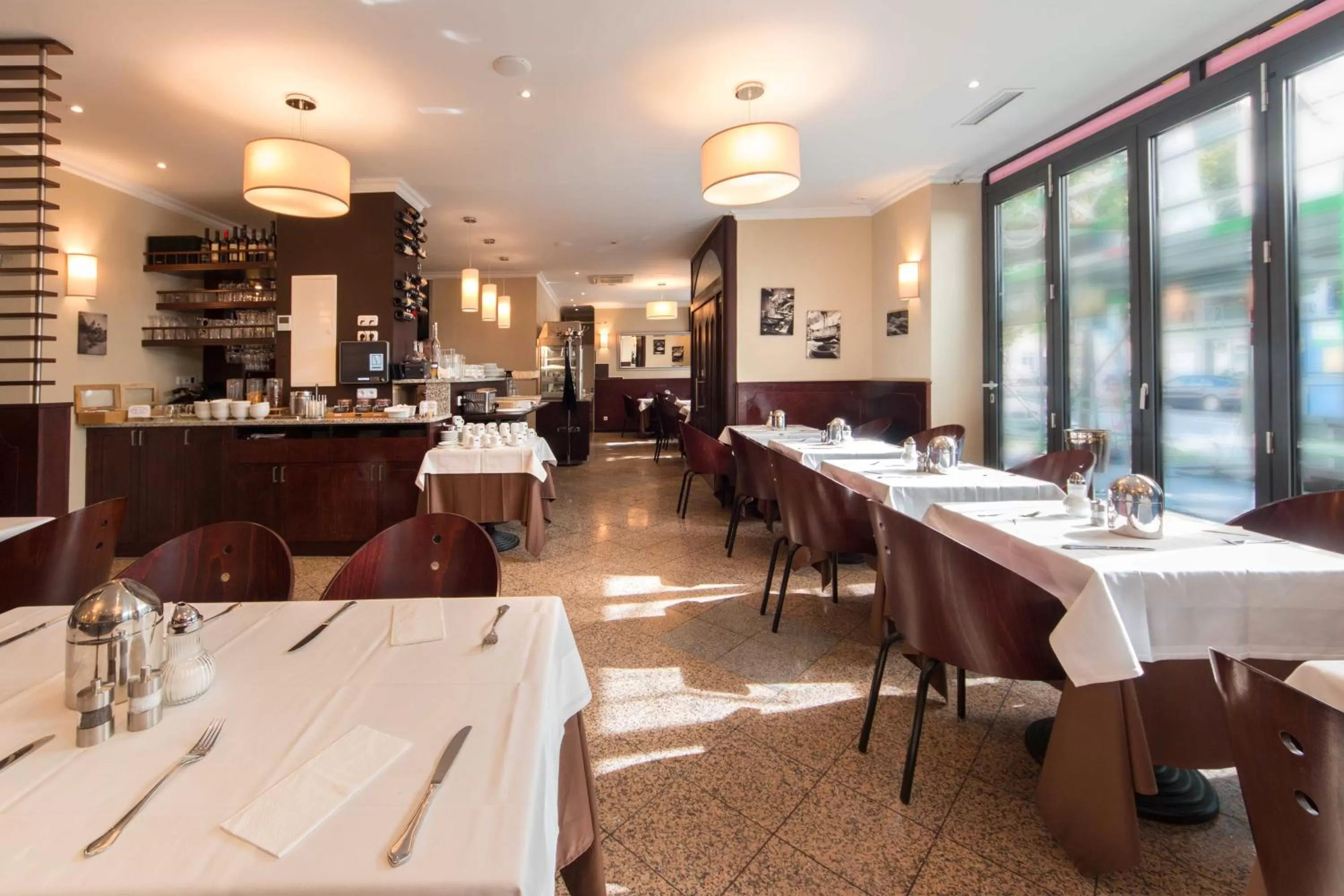 Restaurant/places to eat in Downtown Vi Vadi Hotel