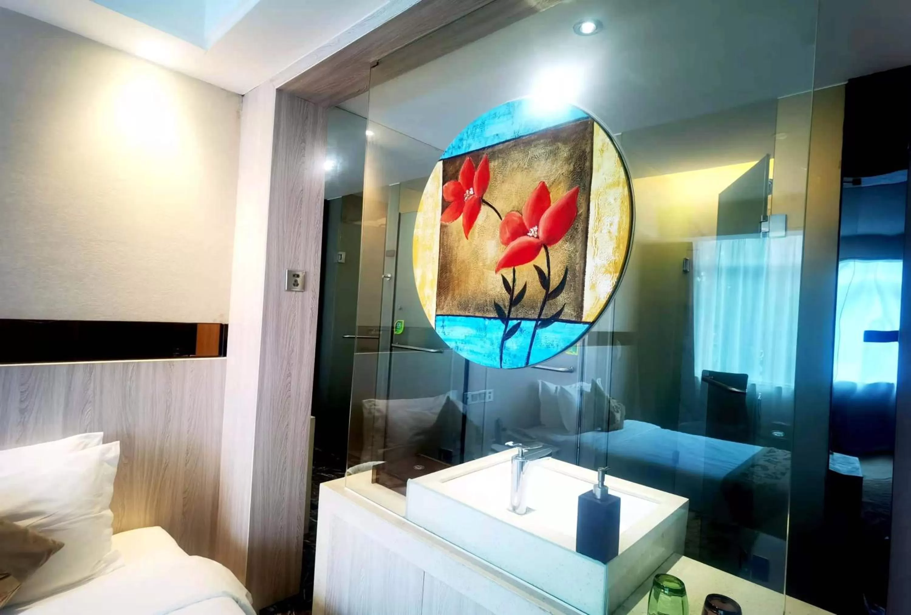 Bathroom, Bed in Paco Hotel Tianhe Coach Terminal Metro Satation Guangzhou-Free Shuttle Bus for Canton Fair