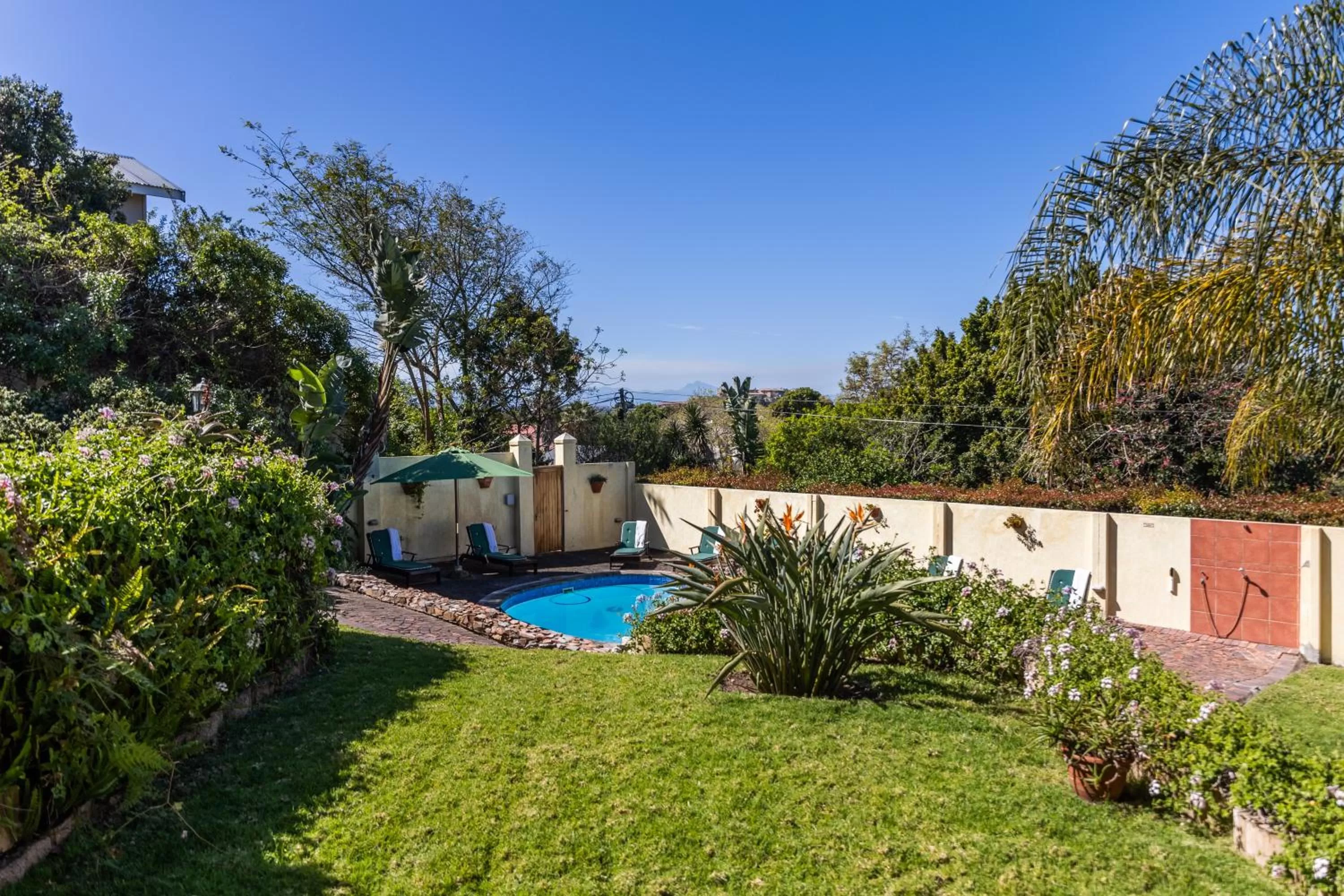 Swimming pool in Gästehaus Pinkepank