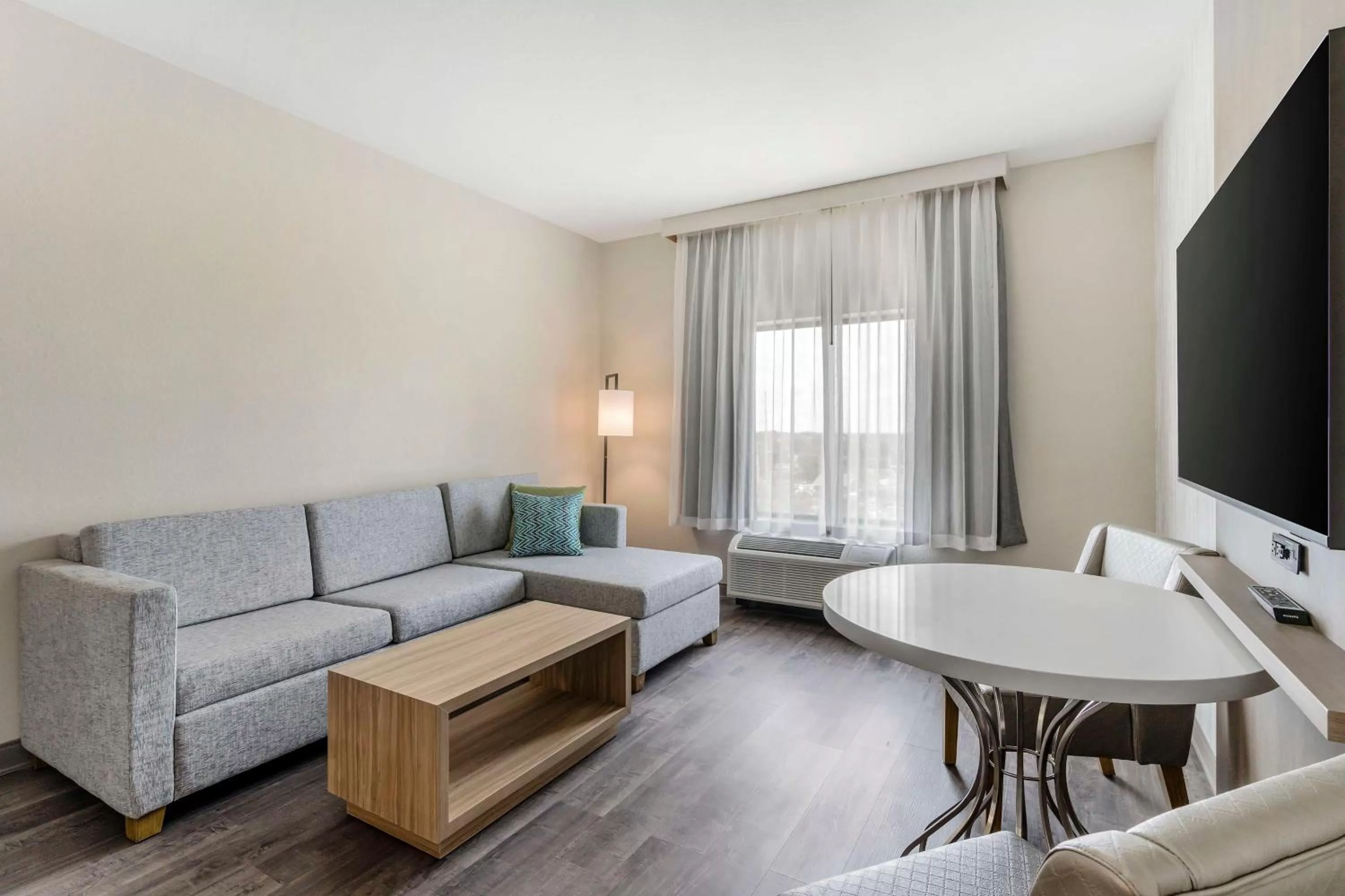 Bedroom in Best Western Plus Winter Haven Inn & Suites