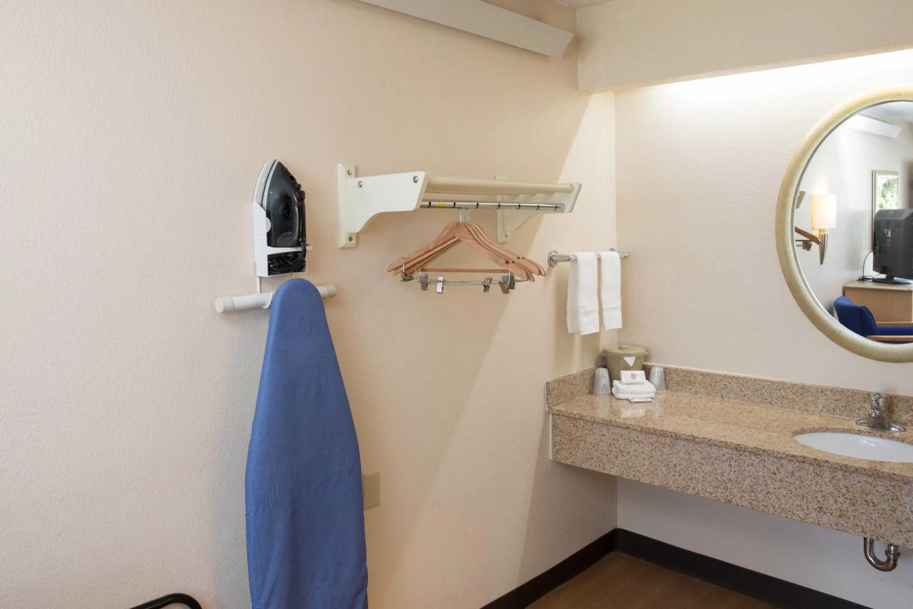 Bathroom in Red Roof Inn Cincinnati Northeast - Blue Ash