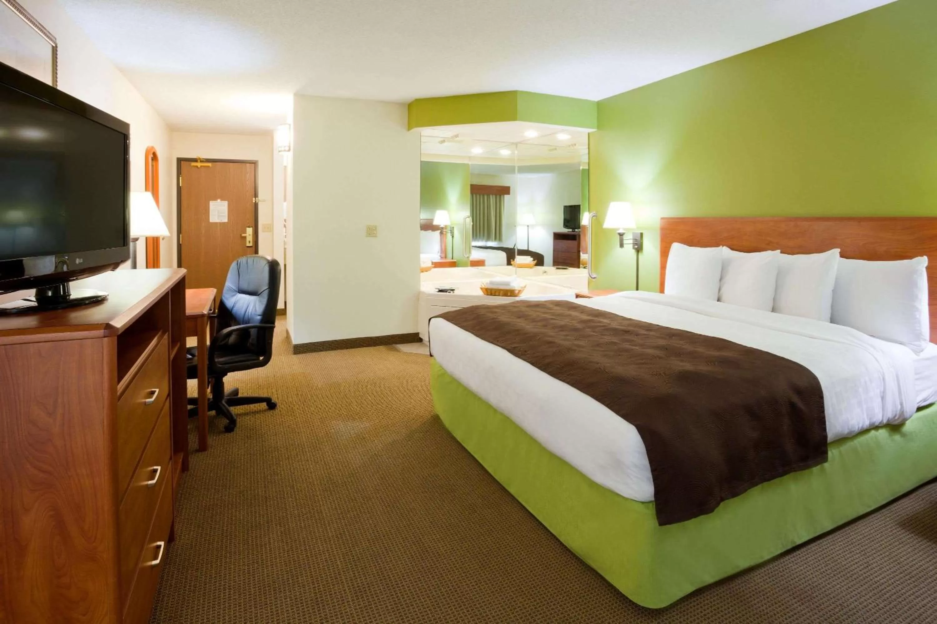 Photo of the whole room, Bed in AmericInn by Wyndham Thief River Falls