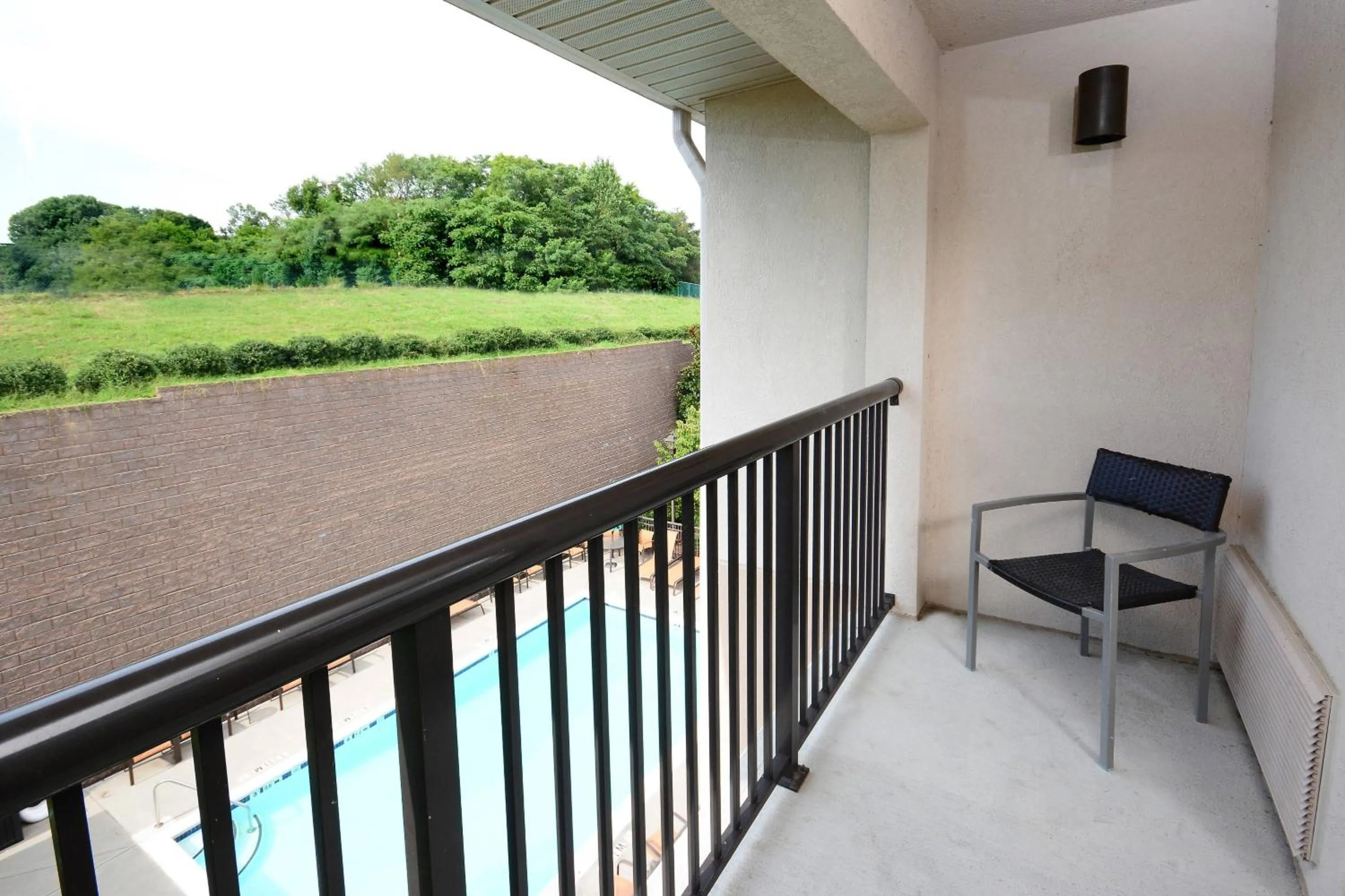 Photo of the whole room in Courtyard Danville