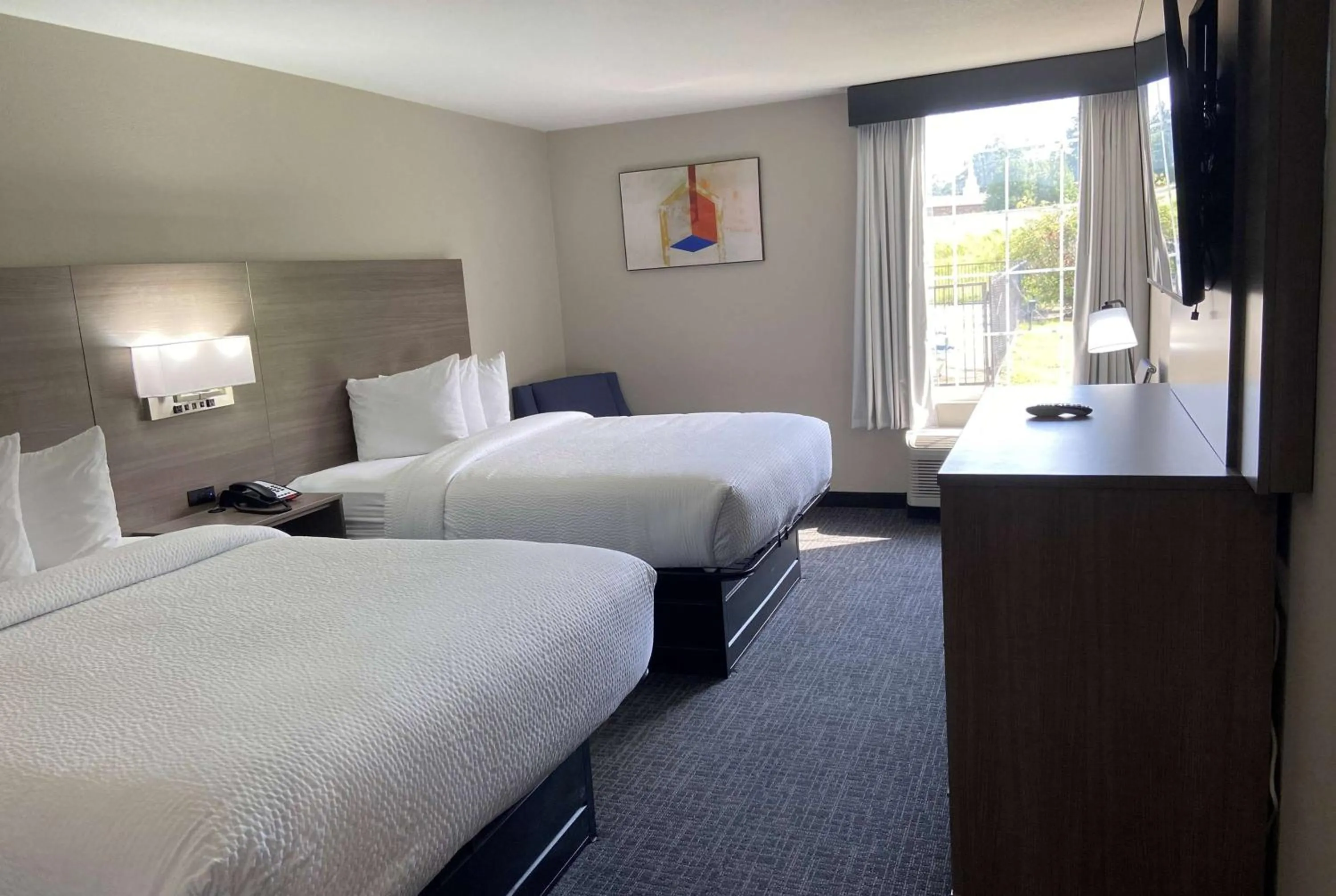 Photo of the whole room, Bed in Days Inn & Suites by Wyndham Tahlequah