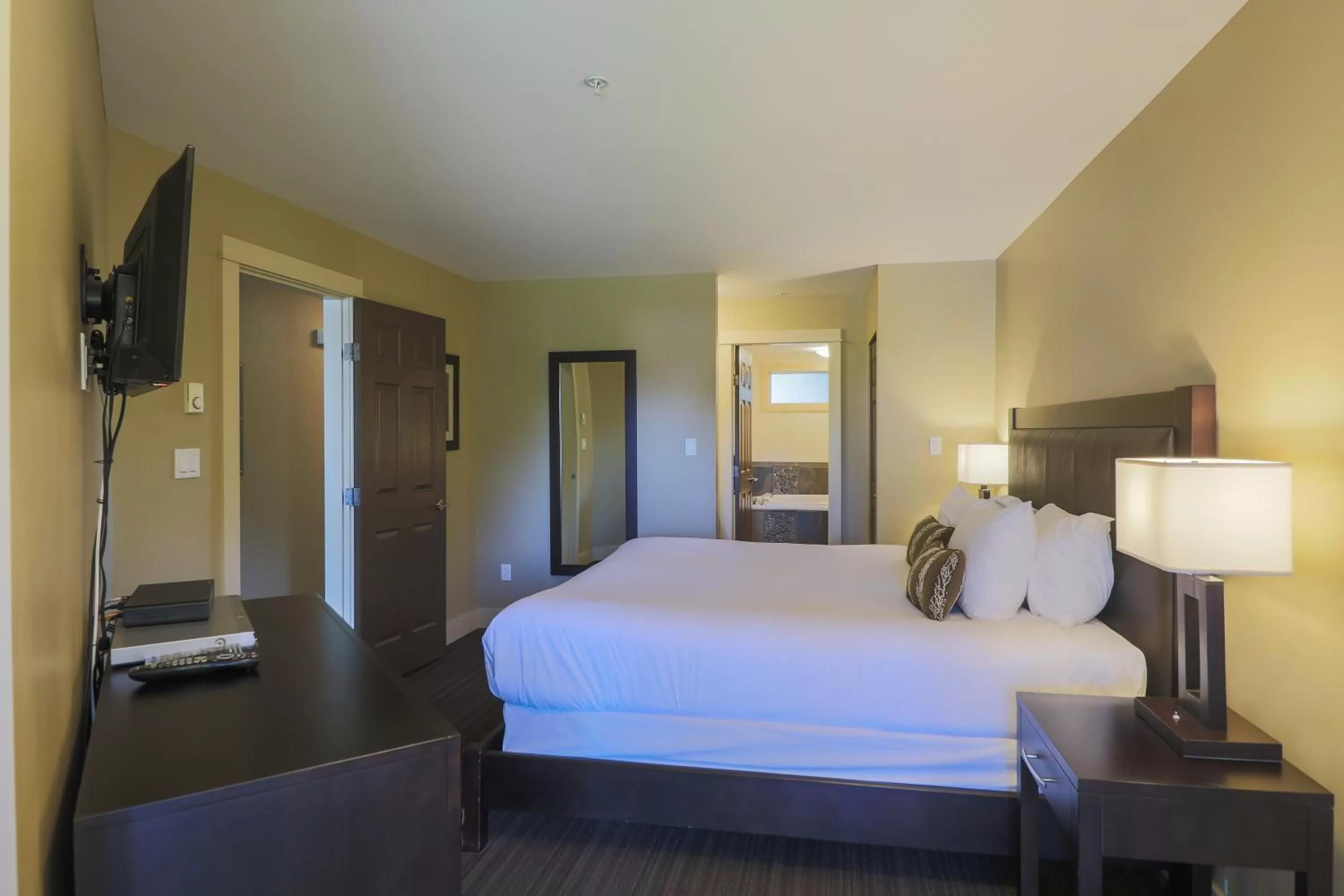 Bedroom, Bed in Pacific Shores Resort & Spa