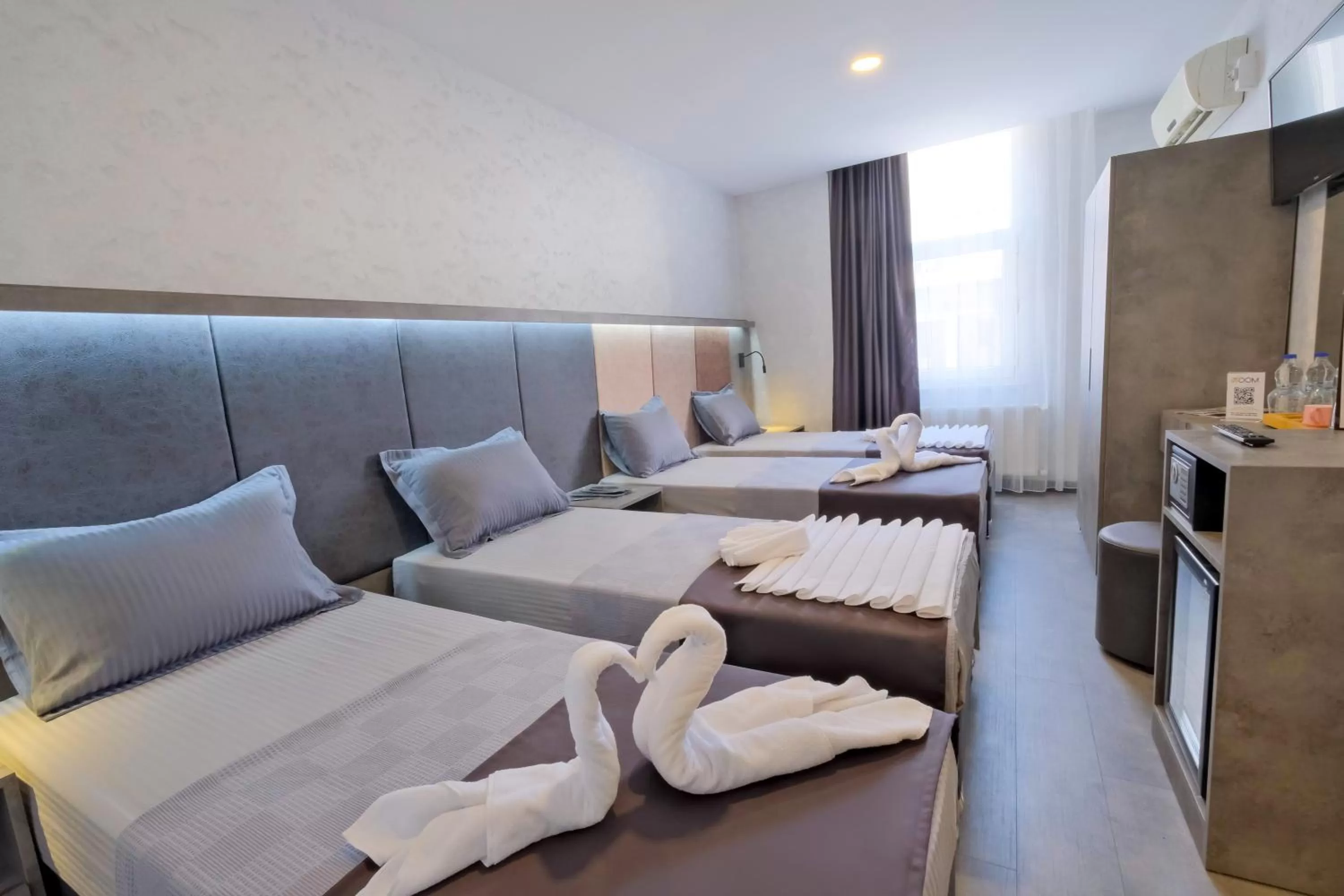 Photo of the whole room, Bed in The Queen Hotel