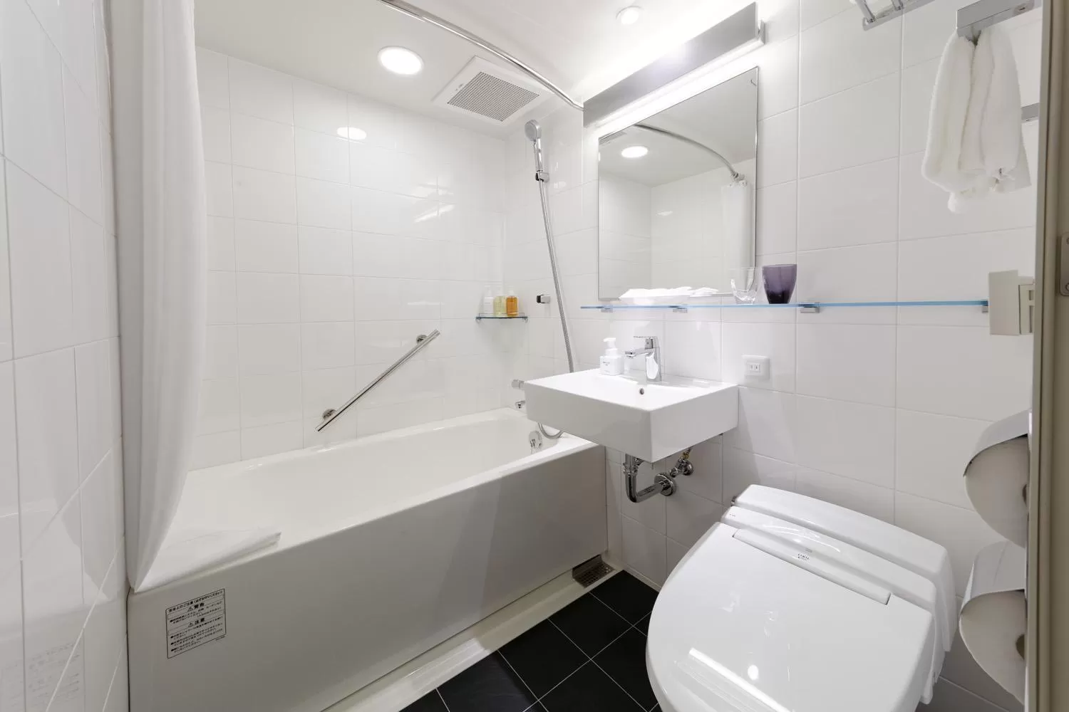 Shower in HOTEL FORZA HAKATAEKI CHIKUSHI-GUCHI Ⅰ