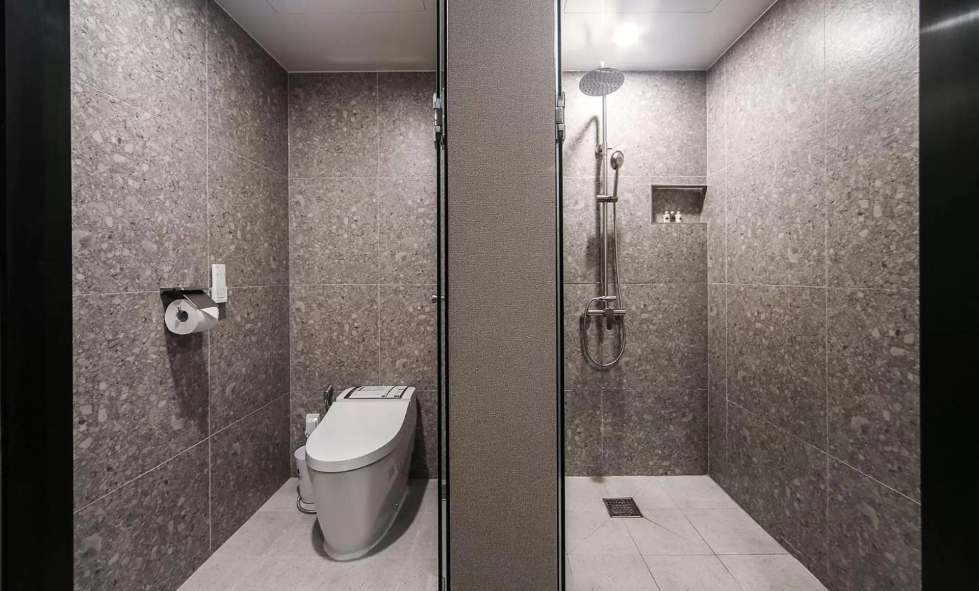 Shower in Maron Hotel Nampo