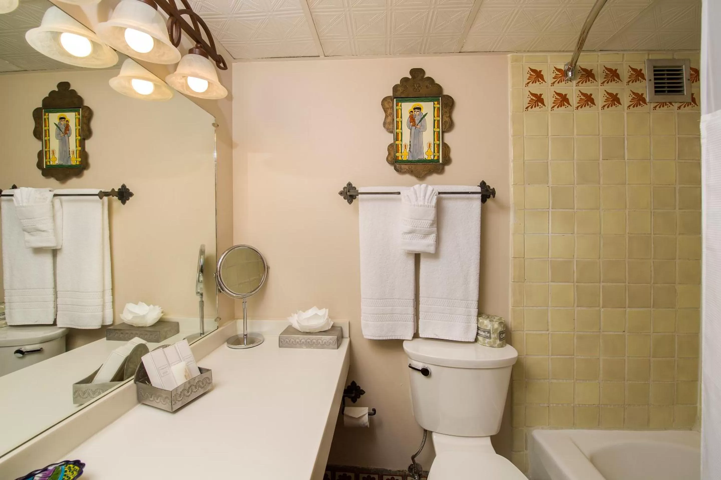 Bathroom in Inn of the Governors