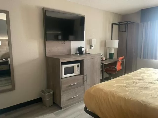 TV and multimedia, Bed in Quality Inn & Suites Ankeny-Des Moines
