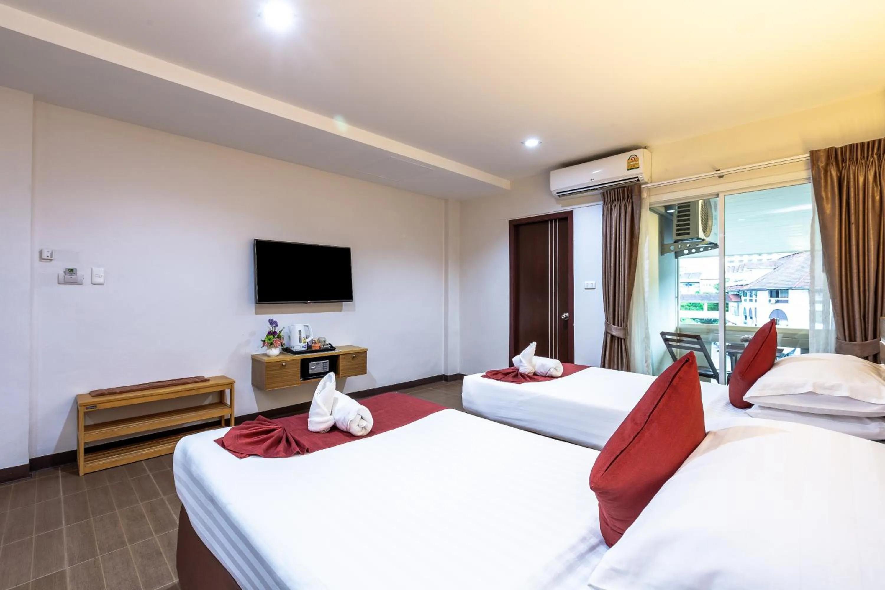 Photo of the whole room, Bed in Tee Pak Dee Resident Phuket