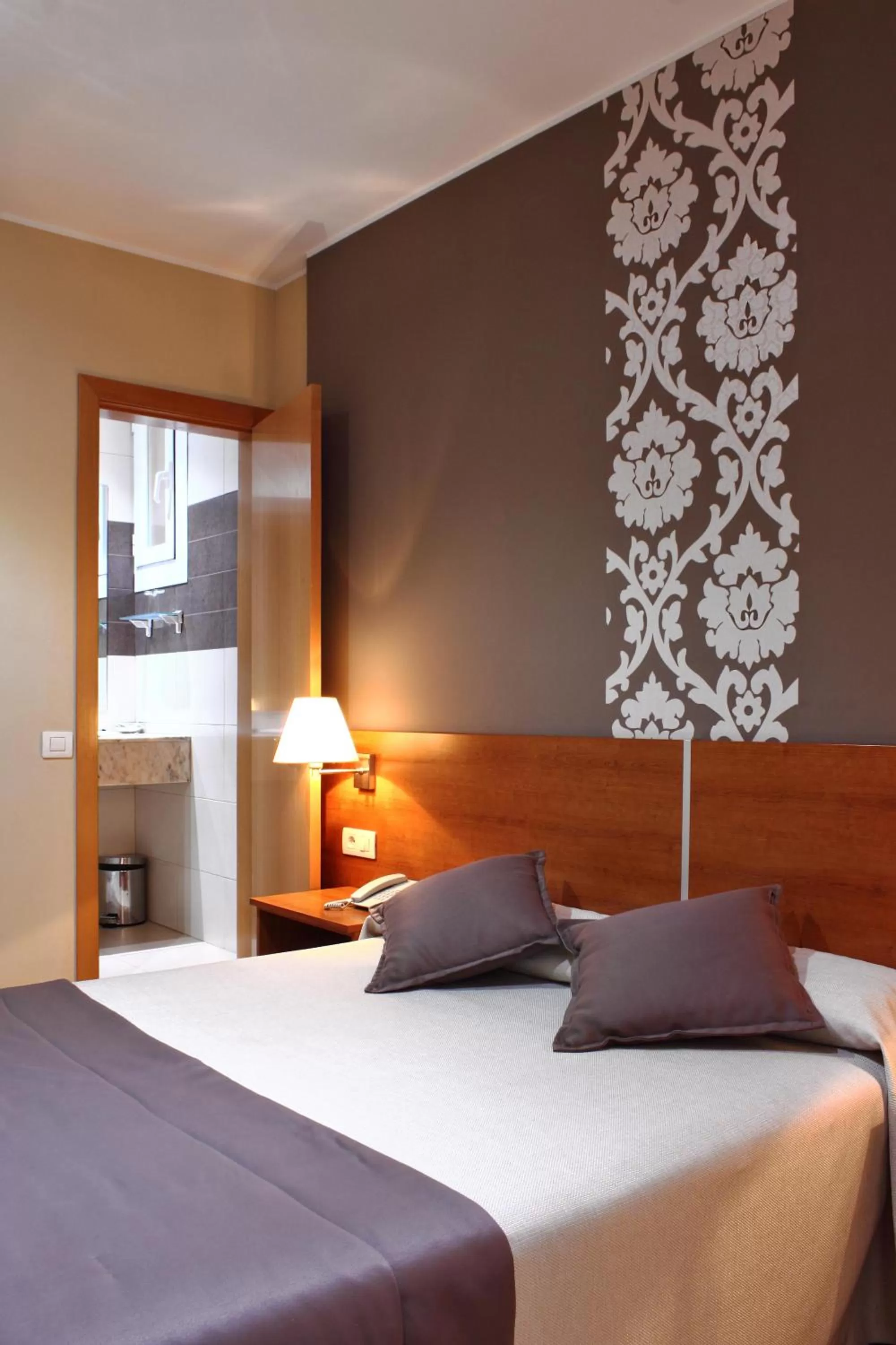 Photo of the whole room, Bed in Catalunya